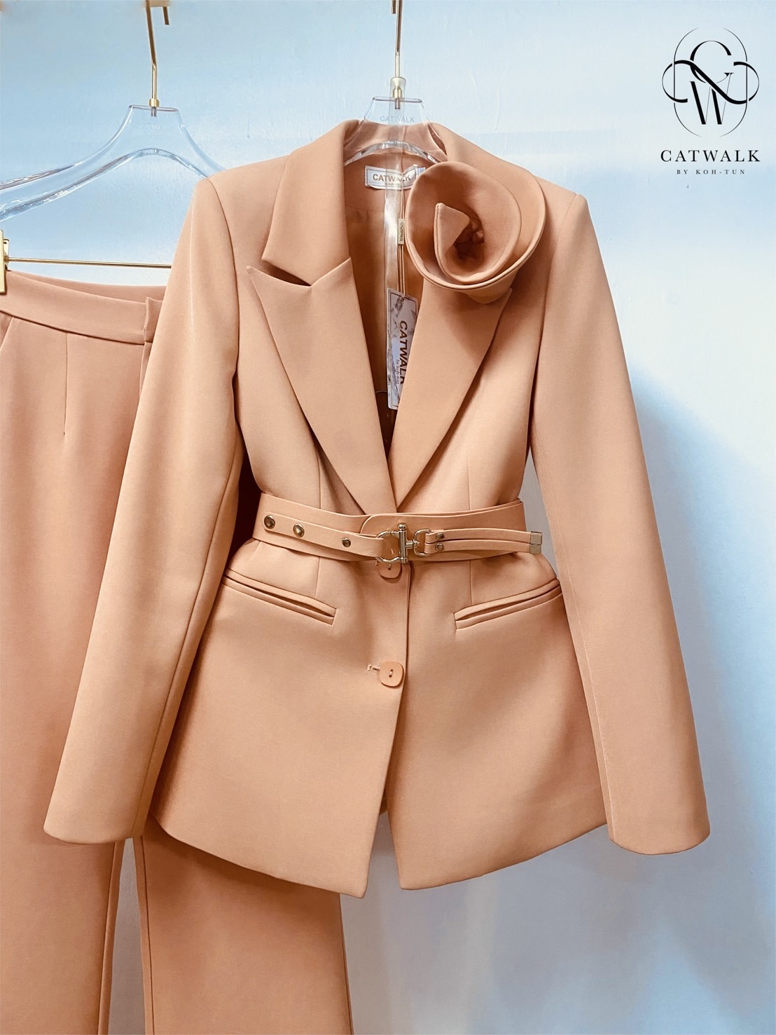 ชุดเซทแฟชั่น กับSet BLAZERปกดอกไม้+เข็มขัด+กางเกงทรงสวย