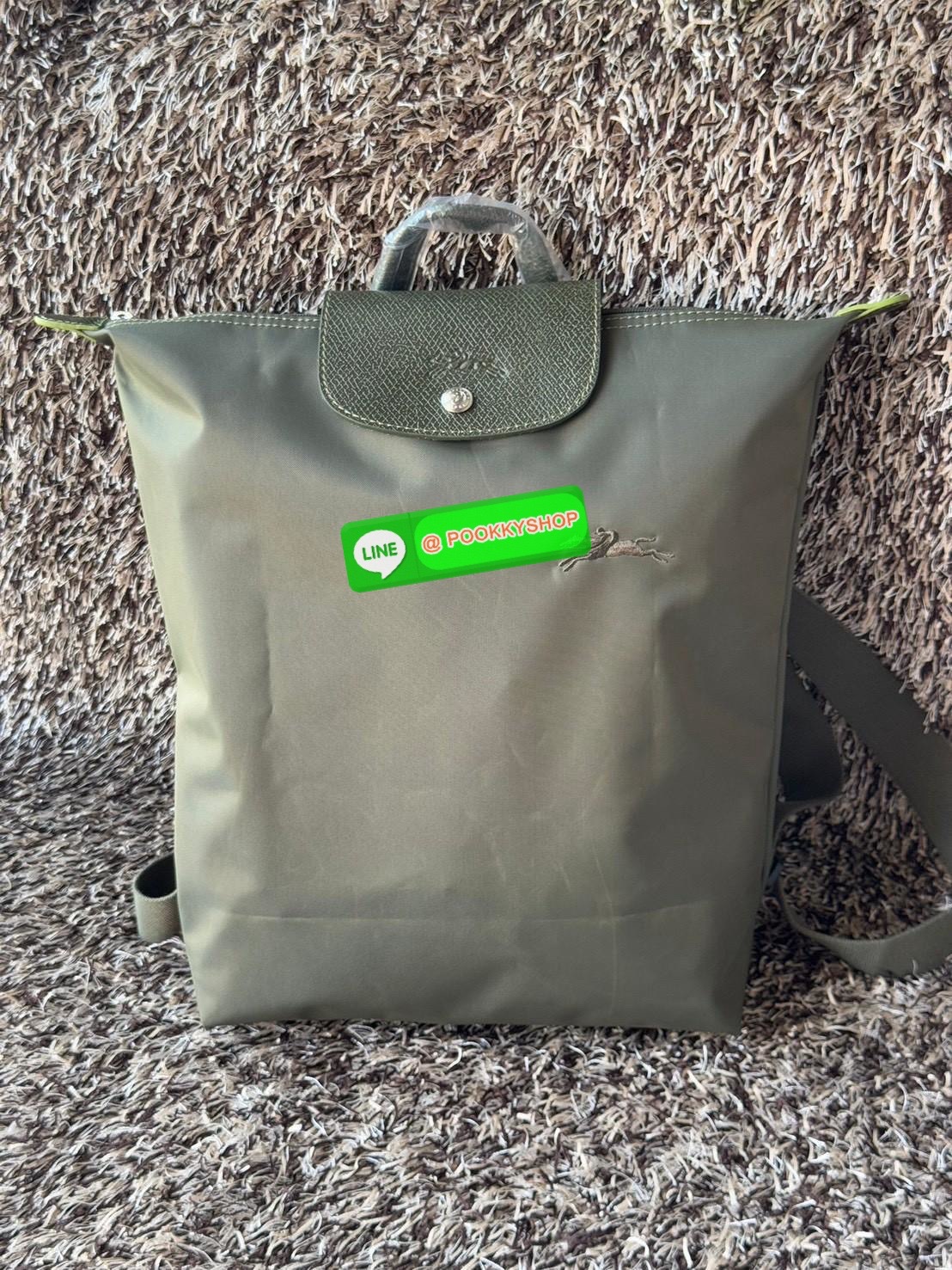 💕LONGCHAMP LE PLIAGE M BACKPACK กระเป๋าเป้น้ำหนักเบาพิเศษนี้ผลิตจากผ้าใบไนลอนรีไซเคิลที่ทนทานและพับเก็บได้ เหมาะสำหรับทุกโอกาส การออกแบบอเนกประสงค์และมีพื้นที่ภายในกว้างขวางที่สามารถเก็บแล็ปท็อปหรือโน๊ตบุ๊กได้ ในขณะที่สายสะพาย ปรับระดับได้ แมตช์ได