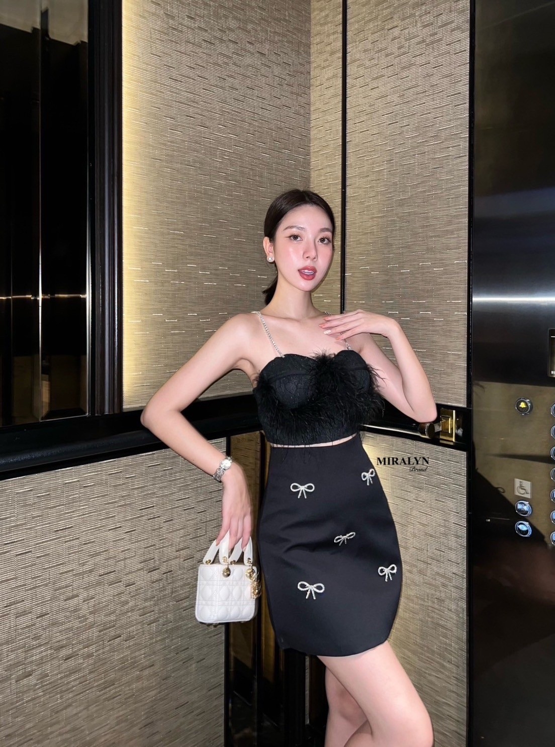 ชุดเซทแฟชั่น Set เสื้อสายเดี่ยวแต่งเพชรเม็ดใหญ่ช่วงอกแต่งขนนกงานแน่นมาก กระโปรงทรงสุดน่ารักมีเข็มกลัดโบว์