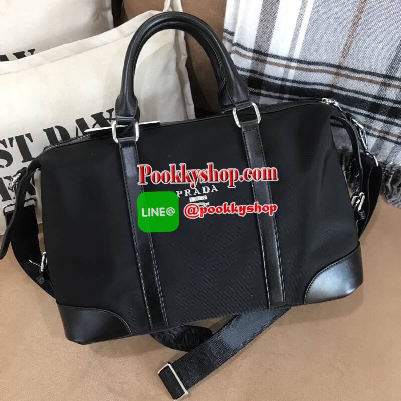 Don't Miss! PRADA NYLON TRAVEL BAG GIFT WITH PURCHASE GWP Limited edition พรีเมี่ยมกิ้ฟจากเคาน์เตอร์แบรนด์ต่างประเทศวัสดุ Nylon เนื้อหนาคุณภาพดีตามแบบฉบับแบรนด์ ด้านหน้าประดับโลโก้หรู ด้านข้างมีสายรัดแบบเข็มขัดปรับได้2ทรง ด้านหลังมีช่องซิป หูจับหนังแ