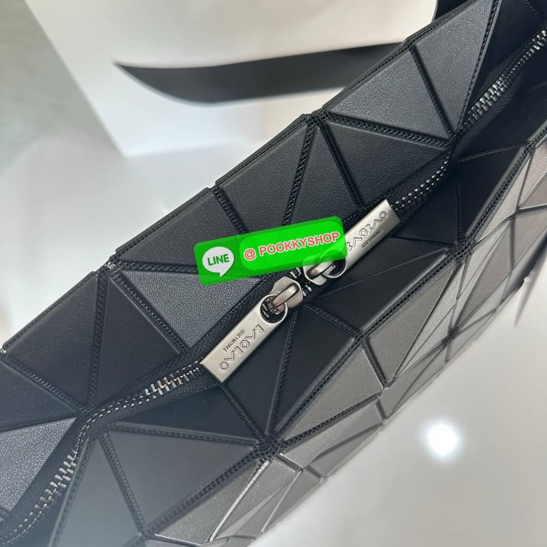 Bao bao Issey Miyake Rock Matte กระเป๋า Bao Bao ซีรีส์นี้จะเป็นทรงสี่เหลี่ยมผืนผ้าและทรงสี่เหลี่ยมจัตุรัส น้ำหนักเบา มีซิปปิดด้านบน ถือเป็นรุ่นที่เหมาะกับการใช้งานในชีวิตประจำวัน สามารถพับมุมและบริเวณด้านล่างของกระเป๋าเพื่อเพิ่มความสะดวกสบายในการใช้งาน ทั
