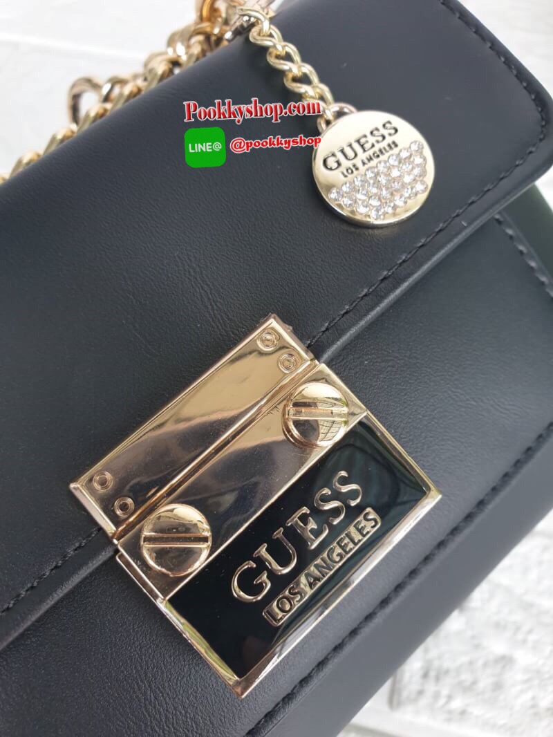 Guess Mini Crossbody Bag กระเป๋าสะพายข้าง Crossbody หนังนิ่มเรียบอยู่ทรง มาพร้อมพวงกุญแจแบรนด์ฝังเพชรสวยหรู ดูแพง พวงกุญแจถอดออกได้ กระเป๋าขนาดกำลังพอดี น่ารัก น่าใช้ค่ะ เปิด-ปิดด้วยกระดุมแป็ก ด้านหน้าติดโลโก้แบรนด์อะไหล่ทอง ภายในโล่ง ซับในผ้าอย่างดี มีช่