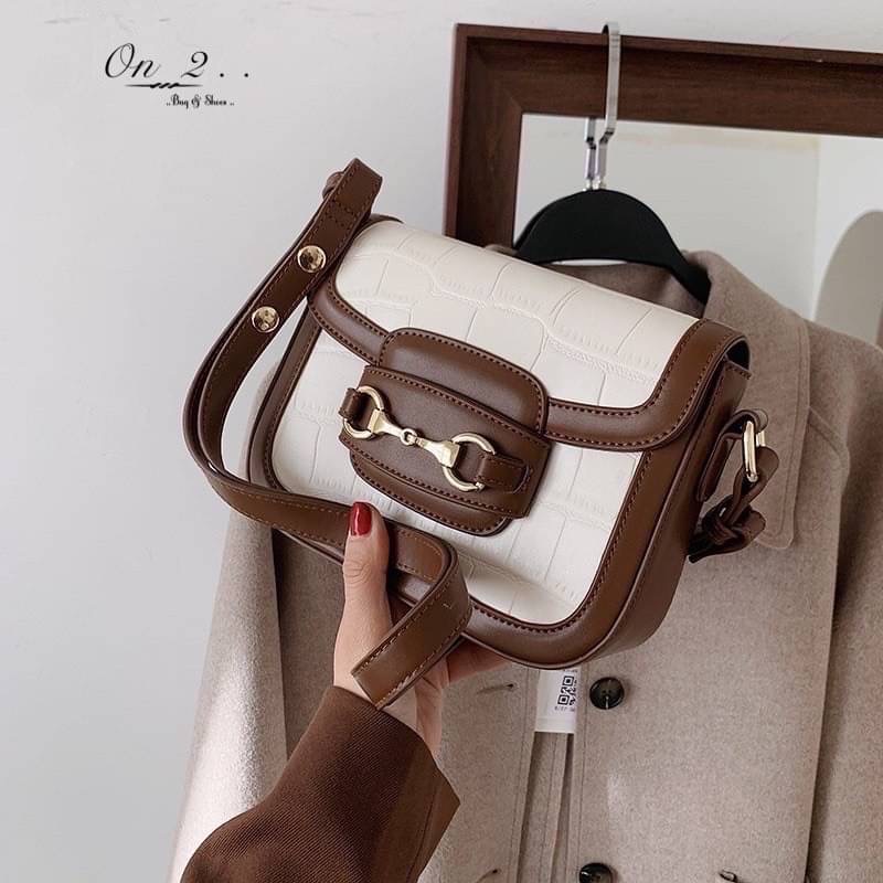 New Arrival 🔥🔥🔥 🇰🇷Korean style bag🇰🇷 กระเป๋าหนังพียูทรงสี่เหลี่ยม ปั้มลายCroco สายสะพายเป็นสายหนัง ปรับความยาวได้