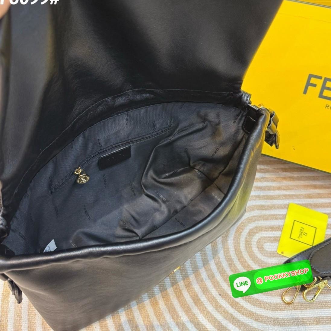 FENDI Mamma Baguette Bag กระเป๋าสะพายทรงสวย ดีไซน์เรียบง่ายคลาสสิค หรู ดูผู้ดี รูปทรงใช้งานง่าย หนังสวยสัมผัสนุ่ม ใหม่ล่าสุด รุ่นลิมิเต็ดที่สาวๆตามหา ภายในโล่งกว้าง เสิร์ฟให้ในราคาน่ารักๆ ของมันต้องมีแบบนี้ ก็ต้องตำได้แล้วน้าอย่าช้า อย่าพลาด!!