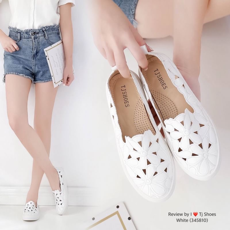 พร้อมส่งรองเท้าเพื่อสุขภาพ ที่ทั่งเกร๋ทั้งน่ารักสุดๆ รองเท้ารุ่นนี้เป็นงานสั่งทำพิเศษ หนังนิ้มนิ่ม ฉลุลายน่ารักๆ มีรูระบายอากาศใส่แล้วเท้าไม่อับ น้ำหนักเบา ใส่นุ่มเดินทั้งวันได้สบายมากๆ แมทกับชุดอะไรก็เกร๋ก็น่ารักสุดๆ เป็นรุ่นแนะนำ ซื้อไปรับรองไม่ผิดหวัง