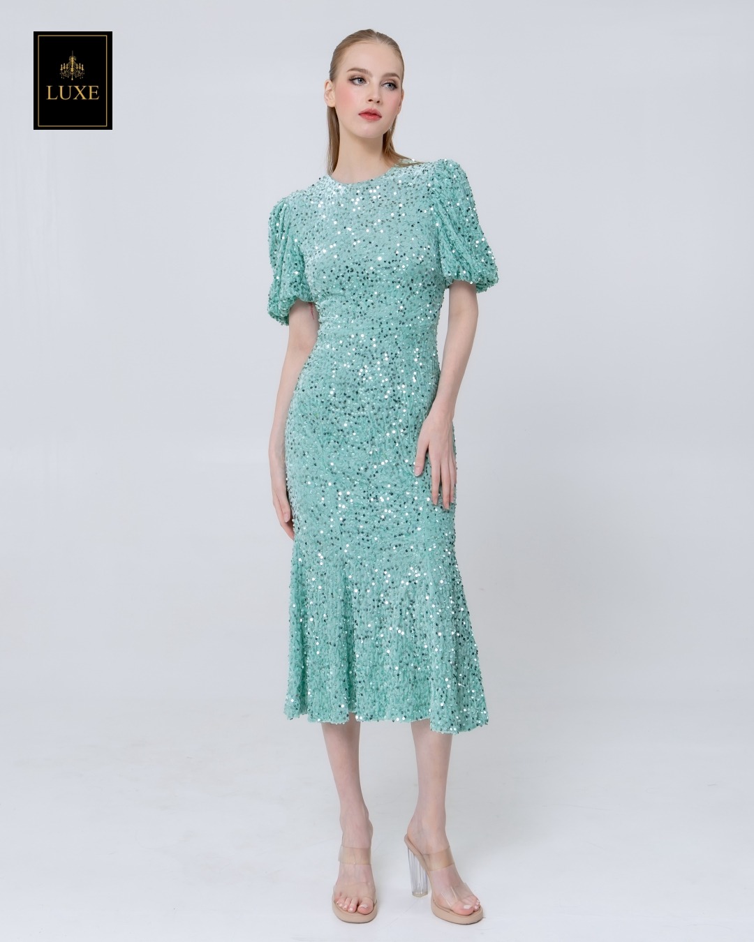 เดรสเสื้อคอกลม แขนสั้นปลายแขนพอง ชายกระโปรงบานเล็กน้อย