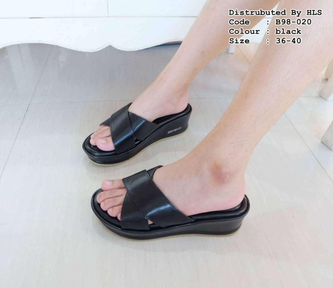 แบบใหม่ มาแล้วคะ พร้อมส่งคร่าา !! รองเท้าลำลองมส้นขนมปัง หน้าสวมหนังแถบใหญ่ไขว้ พื้นนิ่มมากกกกกก ทรงสวม สีพื้นเรียบหรู ใส่สบายมากๆ ใส่สบายๆๆชิวๆ