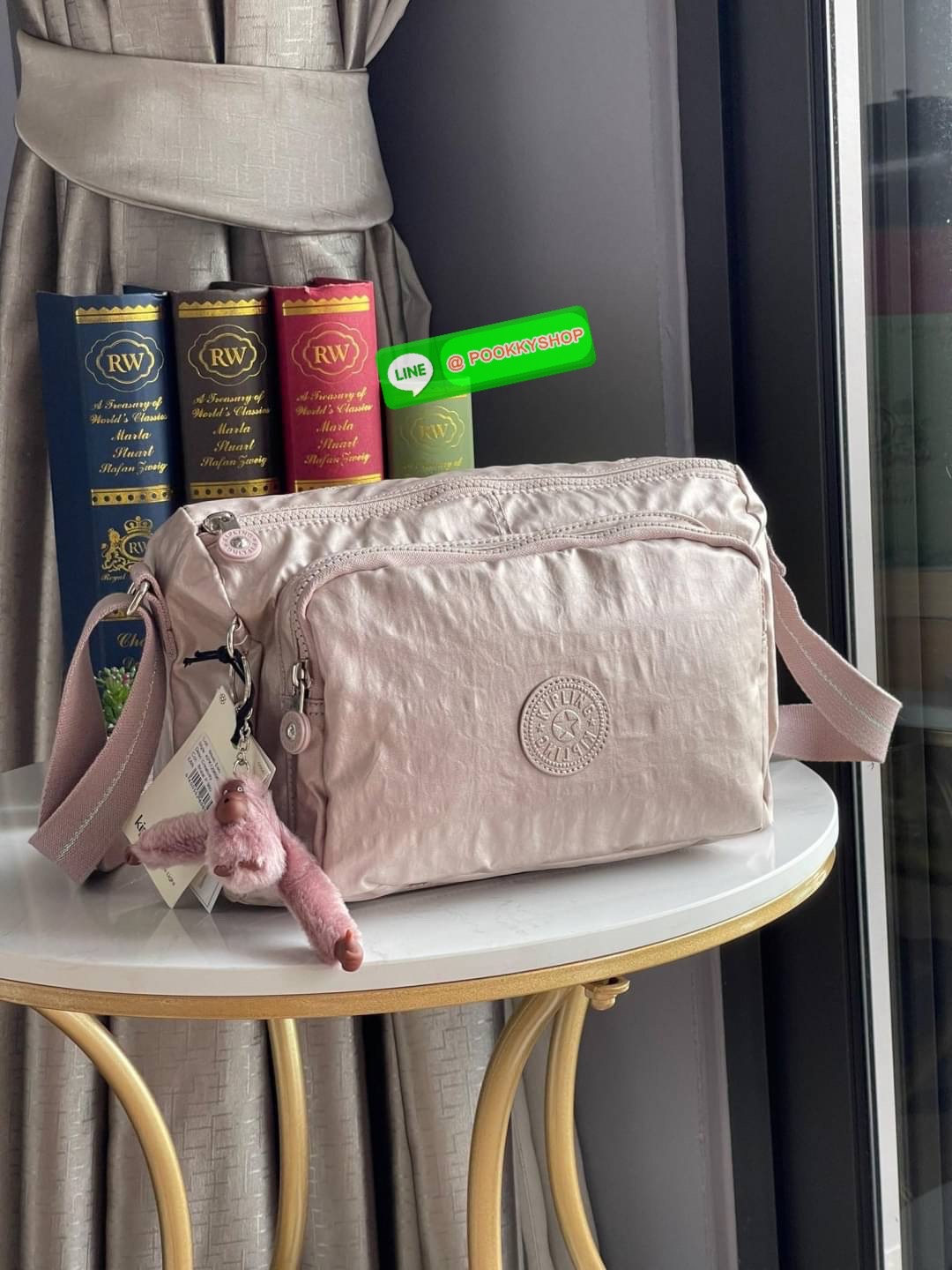 💕Kipling Silen Crossbody Bag กระเป๋าสะพายไหล่ช่วยเพิ่มความโมเดิร์นไม่ตกเทรนด์ให้กับลุคตามสไตล์การแต่งกายของคุณมากขึ้น มีน้ำหนักเบา พกพาไปไหนมาไหนได้สะดวก ใส่สิ่งของได้ครบครันโดยไม่ต้องกังวล นอกจากนี้ ยังมีสายสะพายที่ปรับระดับได้ มีช่องใส่ของเพิ่มเ