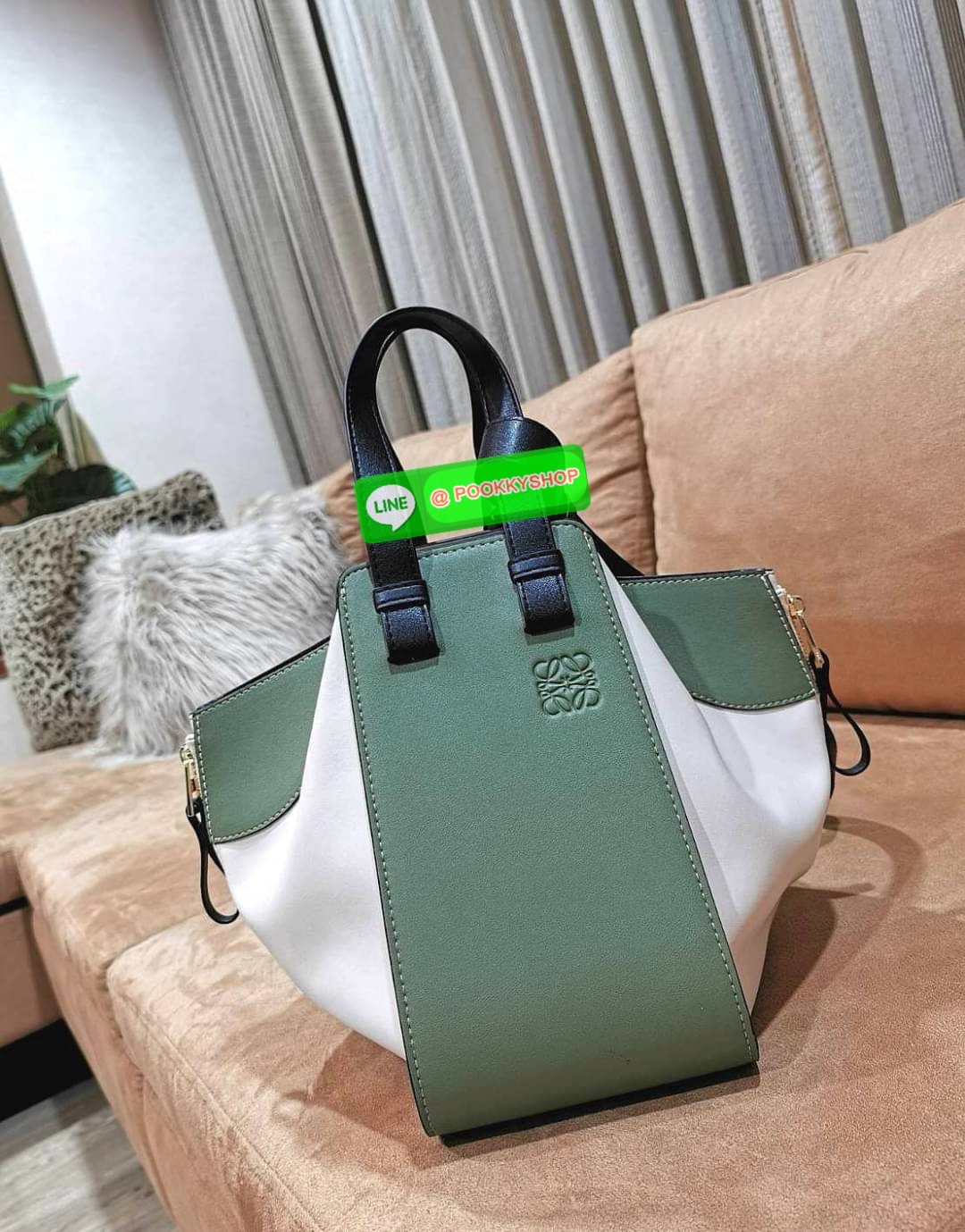 ✴️NEW ARRIVAL!✴️LOEWE HANDLE & SHOULDER BAG GIFT WITH PURCHASE GWP พรีเมี่ยมกิ๊ฟ Limited จาก LOEWE PERFUME DUTYFREE รุ่น Rare items สุดๆวัสดุหนังแท้ Calfskin หนังสวยดีไซน์มีเอกลักษณ์ ใบใหญ่กำลังดี น้ำหนักเบา สามารถปรับได้หลายทรงไม่จำเจ ด้านข