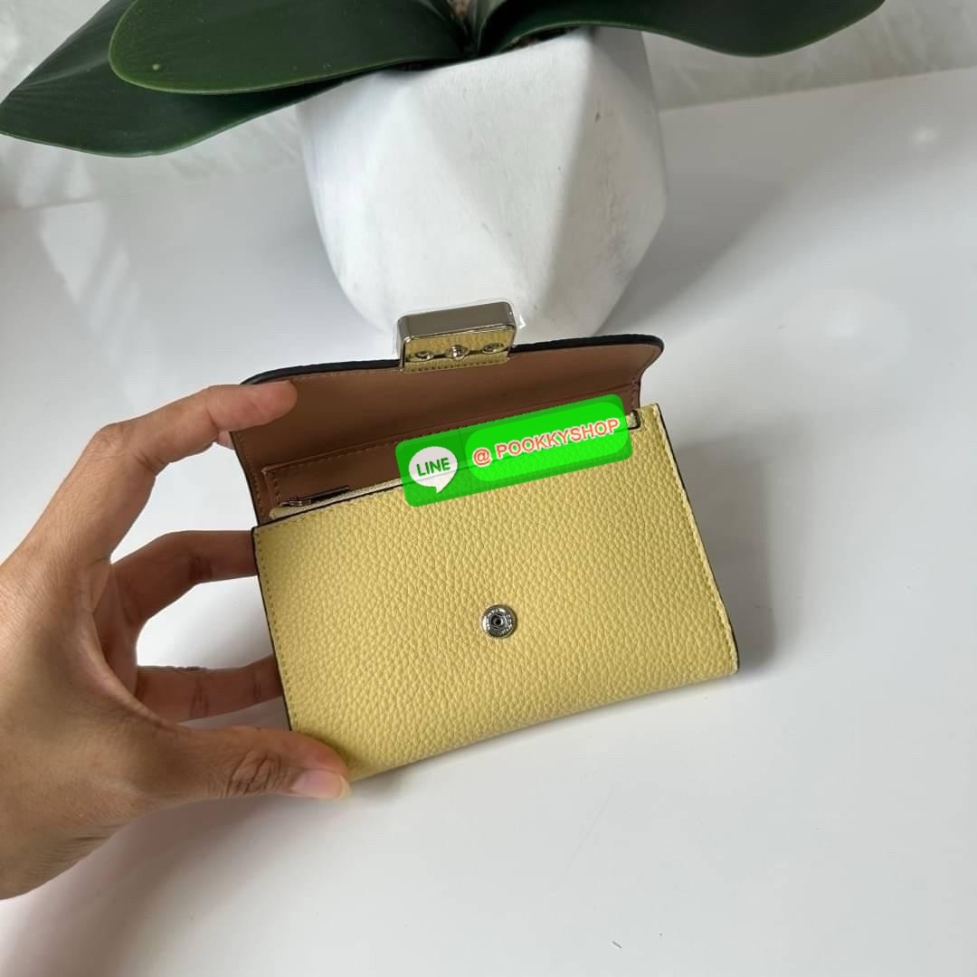 Coach Medium Grace Wallet (Cl421) 🔖กระเป๋าสุดหรูใบกลาง ขนาดกำลังดีกระทัดรัด 🔖วัสดุ : pebble leather 🔖ภายในมีช่องใบบัตรเครดิต 6 ช่อง มีช่องใส่เหรียญแยก สามารถใส่ธนบัตรแบงค์พันได้คะ