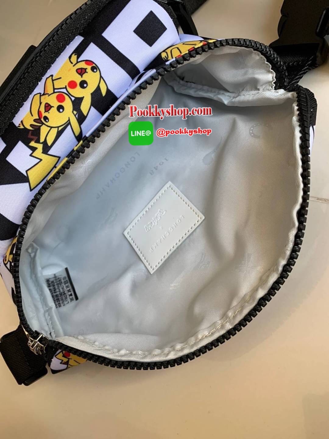 LONGCHAMP LE PLIAGE COLLECTION POKEMON POUCH BAG อีกหนึ่งความน่ารักสดใสจากลองฌอมป์ที่จัดให้ "ปิกาจู" ไปวิ่งเล่นอยู่บนกระเป๋าที่ออกมาเป็นซีรีส์ซะเลย และยังคงความ Le pliage เพื่อให้เหมาะกับทุกเพศทุกวัย เป็นคอลเลคชั่นลิมิเตทสำหรับฤดูกาลนี้เท่านั้น