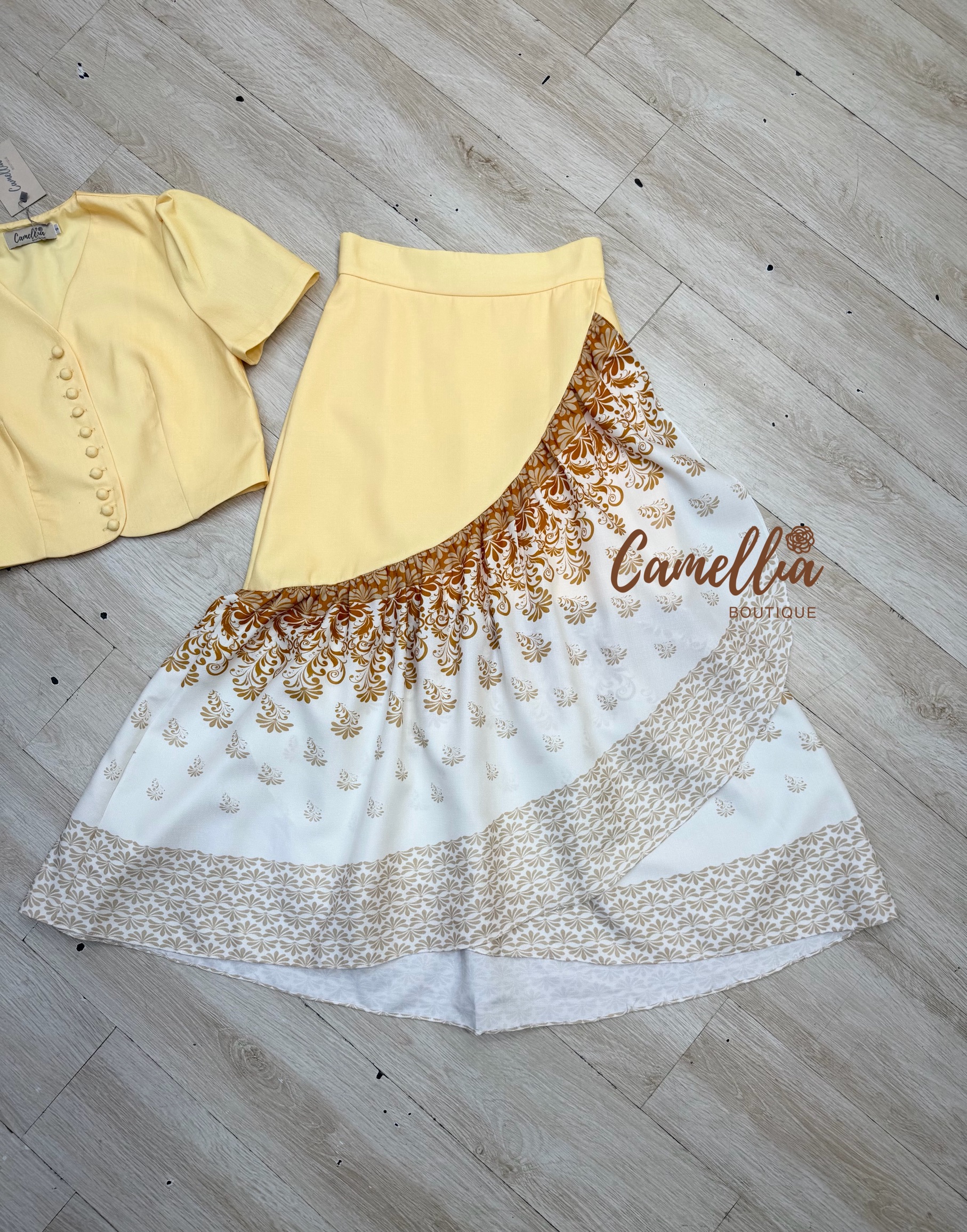 ชุดเซทแฟชั่น ชุดSet เสื้อคอปีนกระดุมหน้าสวยละมุนมากคะ มาคู่กับกระโปรงผ้าลายไทย