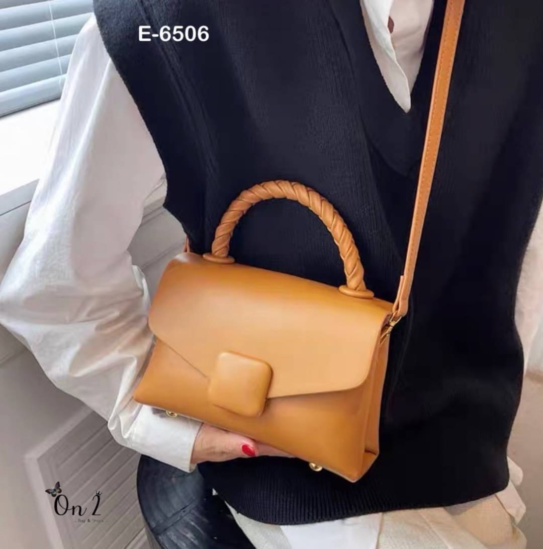 New arrivals รุ่นยอดฮิตที่ทุกคนต้องมีสีพื้น มีความคลาสสิค เรียบ แพงไม่ตะโกน สายปรับ สั้น/ คลอสบอดี้ได้ค่ะ จุได้ครบ พร้อมส่ง. ต้องจัดเลยค้า