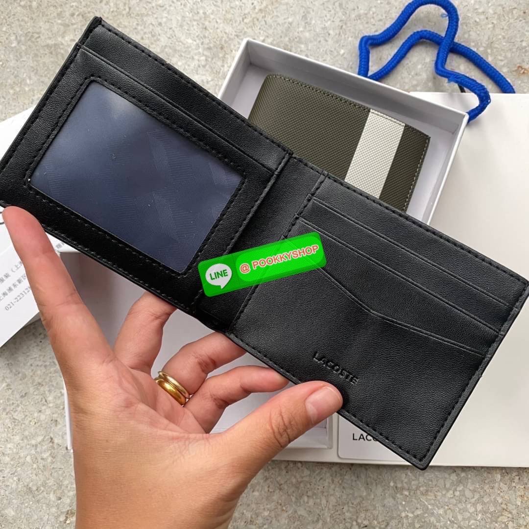 ลาคอส SHORT WALLET กระเป๋าสตางค์แบบพับ2ตอนสำหรับผู้ชาย มีช่องใส่บัตรและช่องใส่ธนบัตรแยกเป็นสัดส่วน กระเป๋าสตางค์หนัง PVC คุณภาพดีตามแบบฉบับของแบรนด์ มาพร้อมกล่อง ถุงกระดาษแบรนด์แบรนด์แข็งแรงสวยมากค่ะ ไม่ว่าจะใช้เองหรือเป็นของขวัญก็สุดคุ้มและน่าใช้ ห้ามพ