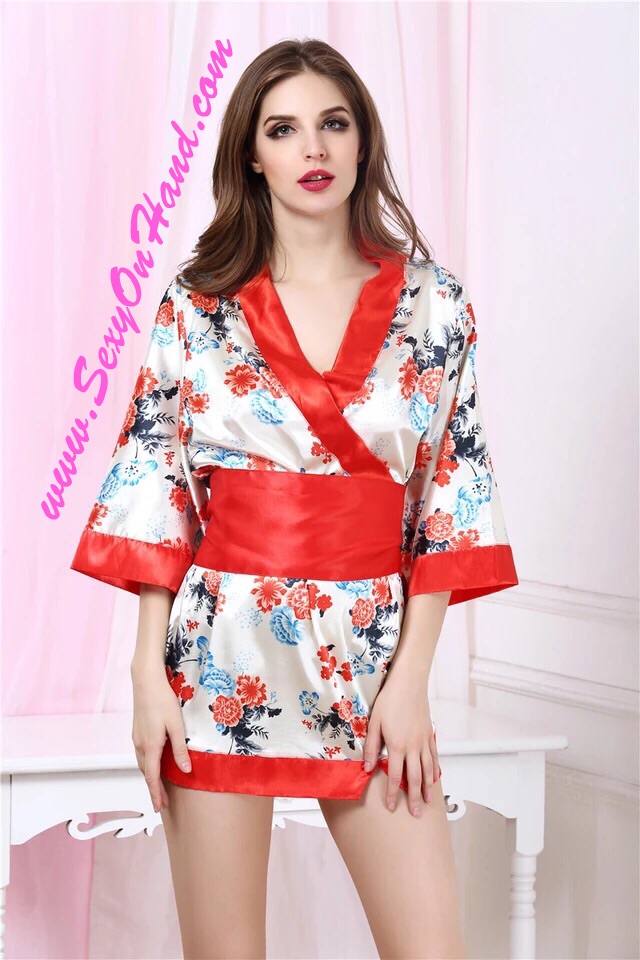 ชุดกิโมโน ยูกาตะ พื้นขาวแต่งลายดอกสีแดง พร้อมสายคาดและโบว์ในตัว+G-string เข้าชุด