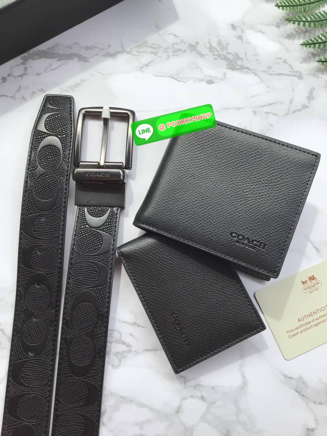 COACH Short Wallet with Belt Set Signature เซทสุดคุ้มค่ะได้ทั้งเข็มขัดและกระเป๋าสตางค์แบบพับ 2 ตอนมีช่องใส่รูปใส่บัตรใส่ธนบัตรแยกเป็นสัดส่วนเหมือนกระเป๋าสตางค์ใบยาวคุณภาพดีตามแบบฉบับของแบรนด์ มาในกล่องแบรนด์สามารถมอบเป็นของขวัญได้ ไอเท็ม Must Have ใครไม่ท