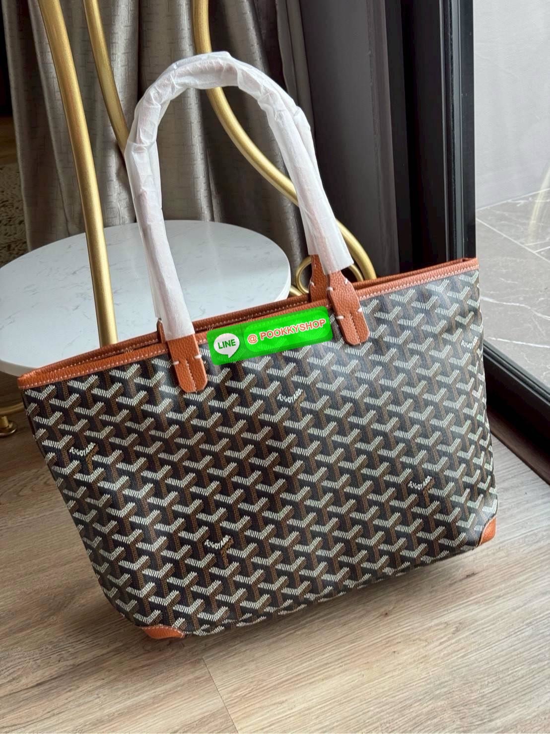 Goyard Artois PM Bag กระเป๋า Artois PM เป็นกระเป๋าที่มีซิปด้านบนเพิ่มคงามปลอดภัย ภายในพื้นที่กว้างเพื่อจัดระเบียบข้าวของของคุณ มันโดดเด่นด้วยฐานด้านล่างทั้งสองมุมเย็บต่อด้วยหนังใช้งานในแบบทางการหรือกึ่งทางการก็ได้