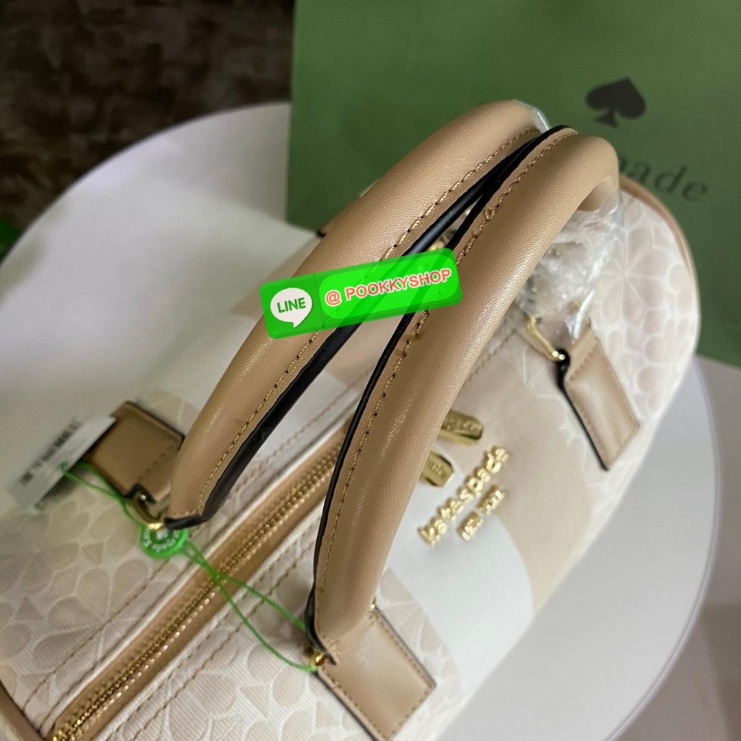 KATE SPADE NEW YORK SPADE FLOWER JACQUARD MANHATTAN DOCTORS BAG กระเป๋าถือหรือสะพายใบใหญ่ทรงหมอน โดดเด่นด้วยลวดลายเอกลักษณ์ทั้งใบ ด้านหน้าตกแต่งด้วยชื่อแบรนด์ เปิด-ปิดกระเป๋าด้วยซิปคู่ ด้านในโล่งกว้าง จุของได้เยอะมากค่ะ มีช่องซิปเล็กและช่องใส่ของจุกจิกค่ะ