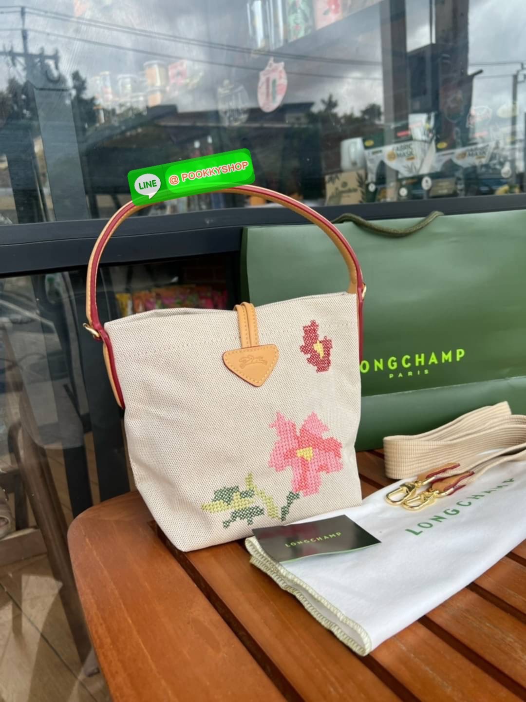 Longchamp Roseau Essential Fleurs กระเป๋าทรงถังขนาดเล็ก วัสดุผ้าฝ้าย ลายปักษ์ดอกกุหลาบ Roseau เป็นคอลเล็คชั่นที่สดใสและเรียบง่าย ซับในสีพื้น อะไหล่สีทอง น้ำหนักเบา จุของได้เยอะ มีสายสะพายไล่ ถอดสายได้ Crossbody ได้