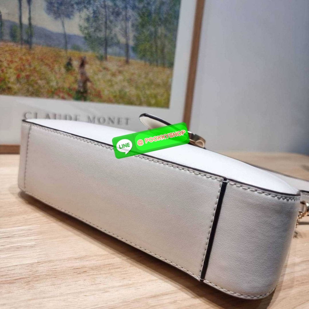 COACH CR533 ELIZA SHOULDER BAG 🔅 Details ใหม่ล่าสุด กระเป๋าสะพายไหล่ทรงโฮโบสุดหรู ดีไซน์โลโก้แบบใหม่และหรูหรายิ่งขึ้น คงความคลาสสิคและวินเทจ เปิด-ปิดด้วยสายคาดแบบกระดุมแม่เหล็ก ภายในเป็นช่องโล่ง แบ่งสัดส่วนไว้อย่างดี มีทั้งช่องใส่บัตร และช่องซิป ส