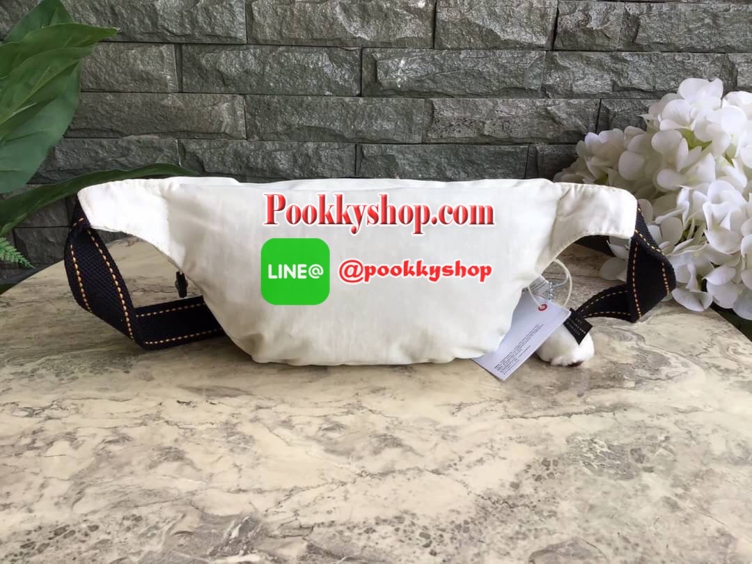 กระเป๋าคาดอกหรือคาดเอว KIPLING YASEMINA Fanny Pack วัสดุด้านนอก Nylon +polyester วัสดุกันน้ำ ด้านหน้ามี 2 ช่องใช้งาน แยกเป็นสัดส่วน ใส่มือถือได้ กระเป๋าเงินใบยาว พร้อมสายคล้องพวงกุญแจ และ พวงกุญแจลิงสัญลักษณ์แบรนด์ สายสะพายเลื่อนปรับความยาวได้ สีสันสดใส น