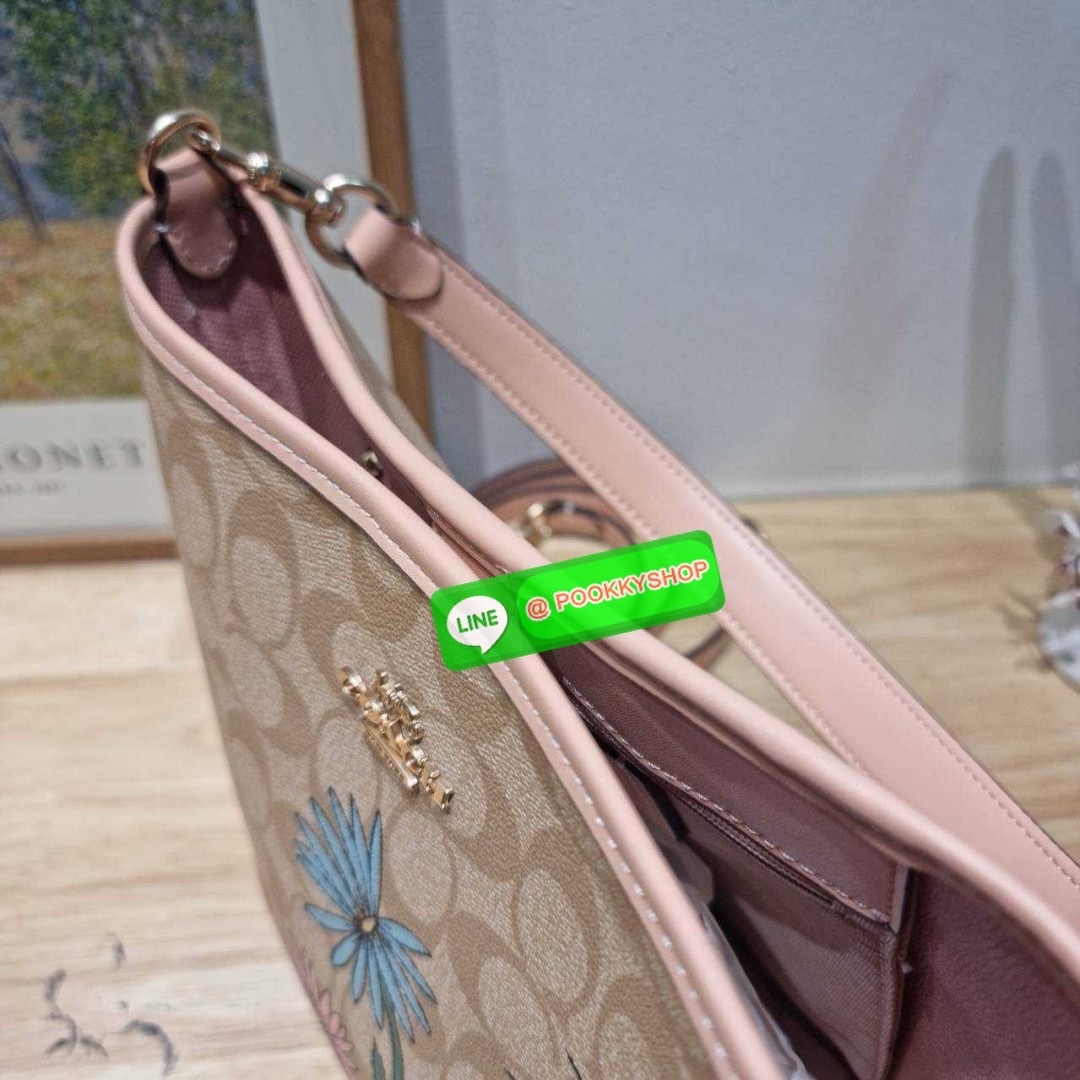 🔆 Model COACH CU394 COACH x OBSERVED BY US CITY BUCKET BAG IN SIGNATURE CANVAS 🔆 Details ใหม่! กระเป๋าสะพายทรงบัคเก็ต ดีไซน์รูปทรงคลาสสิค อินกับกระแสสุดๆ ตกแต่งลวดลายให้น่าใช้ขึ้น และยังมีกระดุมแม่เหล็กปิดปากกันของหล่น มาพร้อมสายสะพายถึง 2