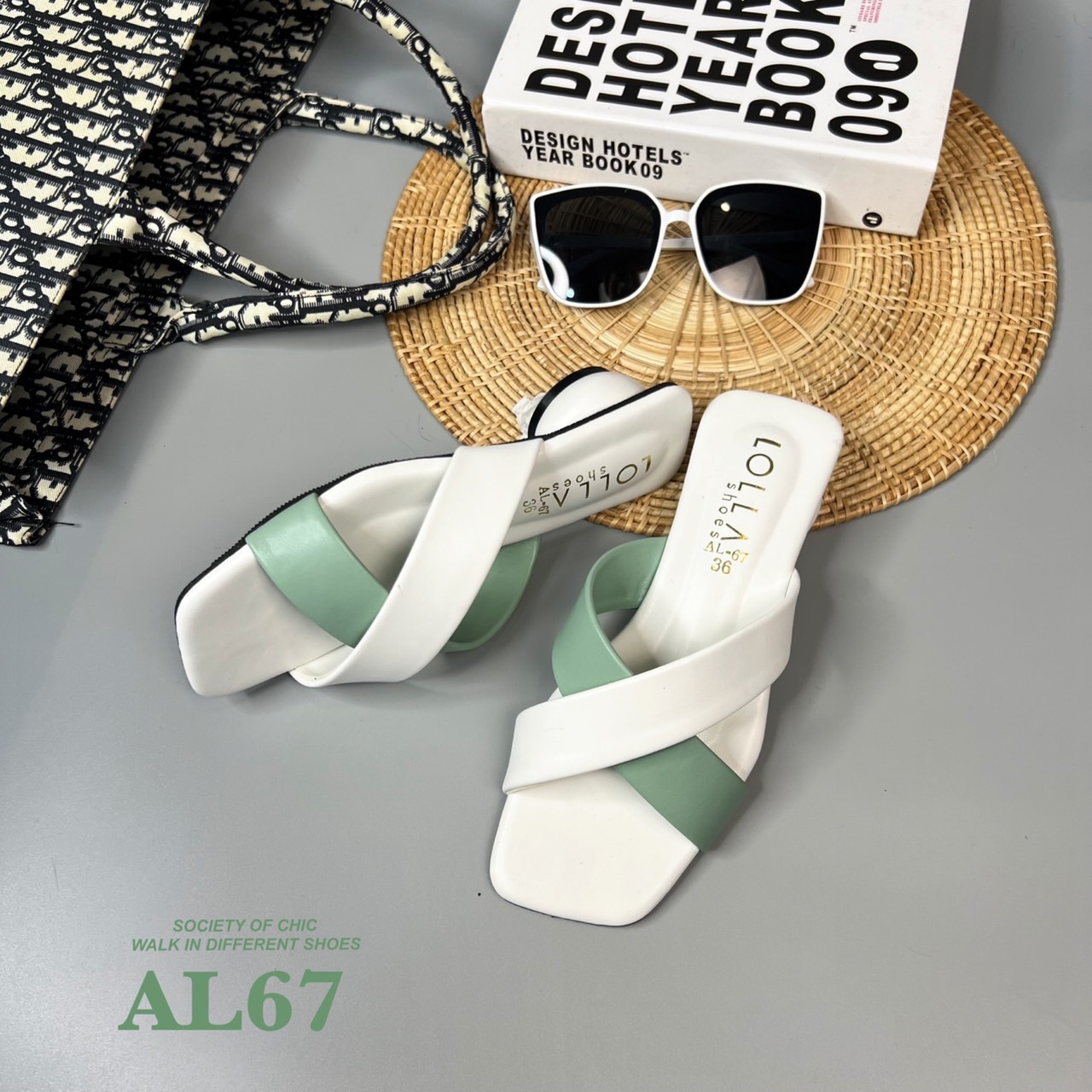 เน้นใส่สบายเดินทั้งวันแบบไม่เมื่อย ส้นมาการองสูงเพียง 1.5 นิ้ว หน้าสวมหนังนิ่ม แบบไขว้ แต่งสีทูโทน 5 สี เบาๆ ใสๆ ใส่ได้ทุกสีผิว