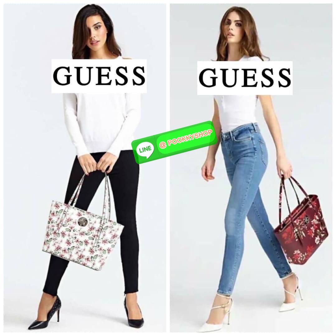 GUESS OPEN ROAD FLORAL TOTE BAG กระเป๋าถือขนาดกลางทรงสวย ฐานตั้งอยู่ทรง สะพายไหล่ได้ วัสดุหนังซาฟิโน่แต่งลายดอกไม้สดใส ด้านหน้าติดโลโก้ลายฉลุสีทองทรงกลมเพิ่มความหรูหรา เปิดปิดด้วยซิปเป็นหลัก ด้านในมีช่องซิป ใส่กระเป๋าสตางค์ มือถือ นิตยสาร ของใช้จุกจิกได้เ