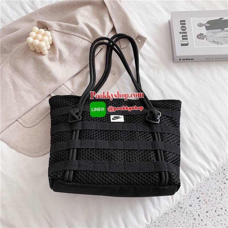 Brand : Nike Detail : กระเป๋าสะพายข้างสุดชิค เก๋ไก๋ด้วยลายที่โดดเด่นของ Nike ภายในกว้าง ใส่ของได้จำนวนมาก มีทั้งช่องซิป ช่องใส่ของเล็กๆ น้อยๆ กระเป๋าระบายได้ดีมาก สามารถใส่เสื้อผ้าไปออกกำลังกายได้เลย ราคาแบบนี้ใครยังไม่มีต้องเก็บไว้สักใบแล้วนะคะ กระเป๋าน้