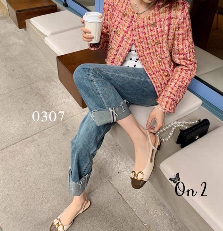 พร้อมส่งรองเท้าหัวคัชชูเปิดหลังรัดข้อเท้า หน้าแต่งอะไหล่ทองเหลือง สไตล์แบรนด์ส้นเป็นอะไหล่ทองสวยหรู สายรับปรับได้ คู่นี้ใส่แมทกับชุดได้ง่ายทั้งกางเกงและกระโปรงได้หมดทรงสวย