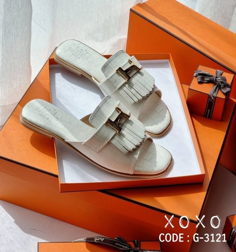 สินค้าพร้อมส่ง พื้นตีแบรนด์ : Hermes (กล่องน้ำตาลเรียบ, ไม่มี อปก.) แตะสวม งานแบรนด์ สวย หรู ดูแพงเกินราคา วัสดุหนัง PU พิมพ์ลายจรเข้ คล้ายหนังแท้ แต่งอะไหล่สีทอง แมทส์ชุดง่าย น้ำหนักเบา