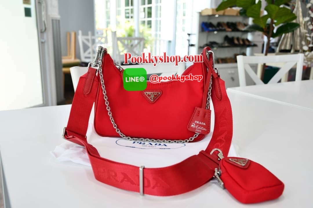 PRADA nylon mini รุ่นใหม่ มาแรง!!! ไอเท็มยอดฮิต วัสดnylon กันน้ำ มีสาย2แบบ สายยาวปรับระดับได้ฟรีไซด์และสายโซ่คล้องแขน มีป้ายแท็คหนัง อย่างดี และกระเป๋าใส่เหรียญน่ารักๆ อะไหลเงินปั้มแบรนด์แท้ทุกจุด ทรงสวย ถอดเปลี่ยนสายได้ เปิดปิดด้วยซิป ด้านในมีป้ายโลหะแบร