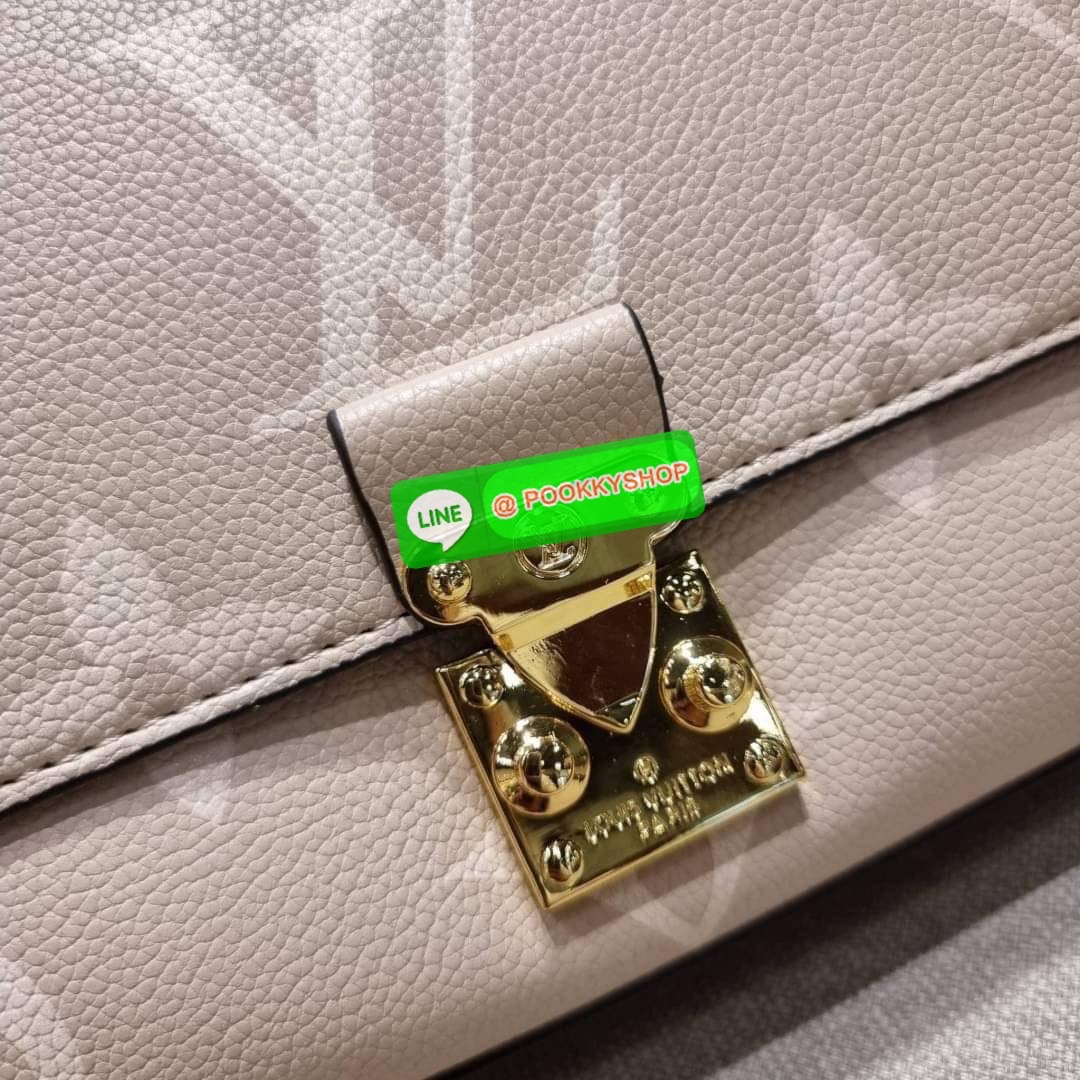 LV MADELEINE BAG ใหม่ล่าสุด อีกหนึ่งรุ่นคลาสสิคหายาก จากเคาน์เตอร์ dutyfree ที่สาวๆรอคอย กระเป๋าถือ/สะพายข้าง ดีไซน์เรียบง่าย แต่เต็มไปด้วยดีเทลความหรู วัสดุหนังวัวปั๊มลายเอกลักษณ์ เปิด‐ปิดด้วยอะไหล่กดล็อคสีทองหรู และมีพวงหนังห้อยพิเศษแถมมาให้ด้วย ภายในแบ