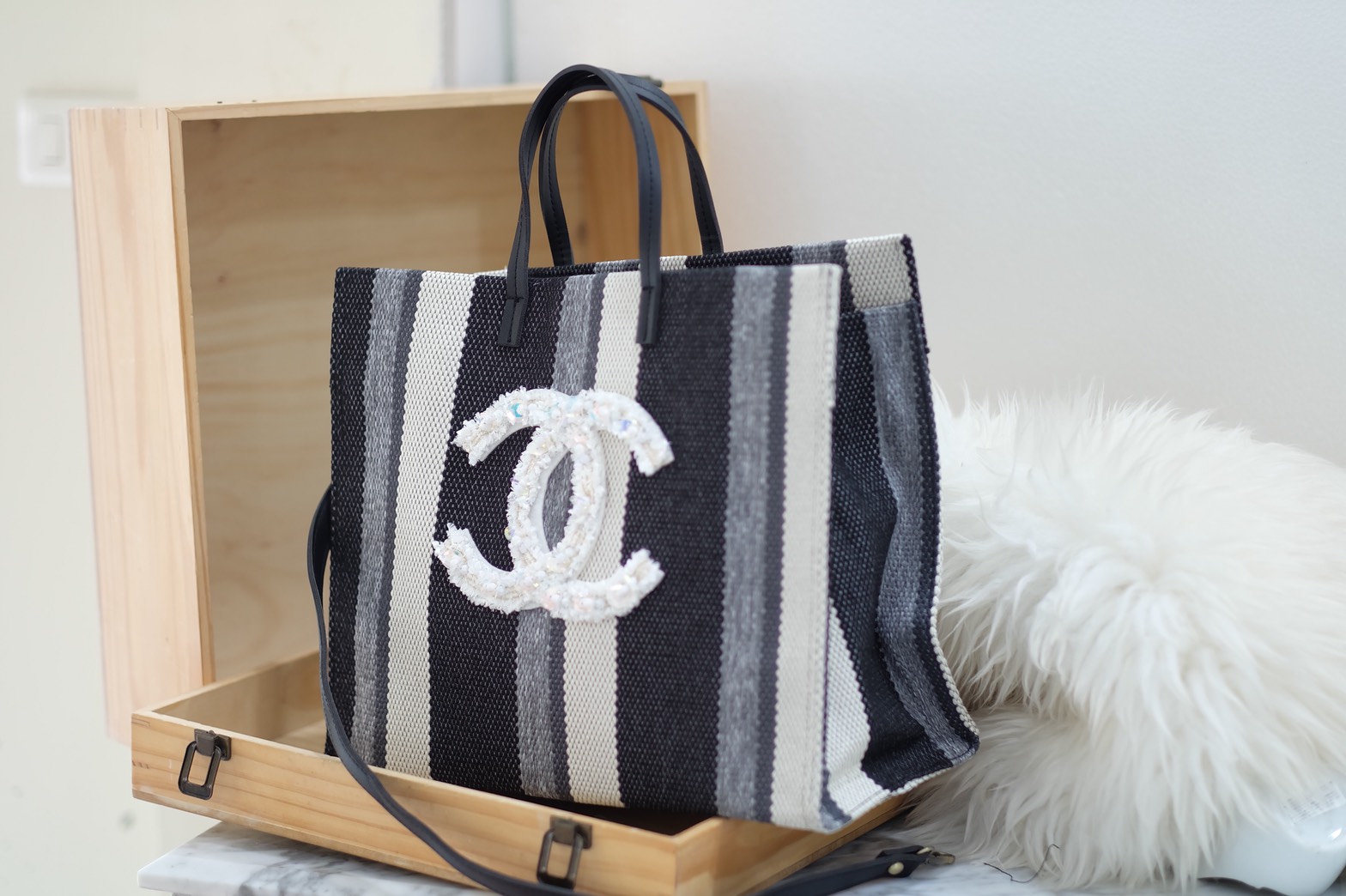 Chanel Canvas Tote bag .. กระเป๋างานผ้าCanvas ปัก Chanel สายหนัง งานสวย ทนทานใช้งาน ดูมีสไตส์มากๆคะ มีสายยาวสะพายข้างได้ หรือ จะทำเป็น Shopping Bag ก็สวยคะ