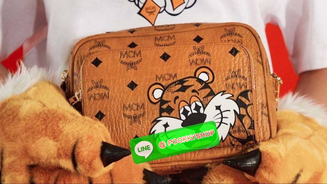 MCM KLASSIK CROSSBODY IN NEW YEAR TIGER VISETOS ใหม่ล่าสุด คอลเลคชั่นรับปีเสือ ของมันต้องมี กระเป๋าสะพายข้างทรงครอสบอดี้ โดดเด่นด้วยลายพริ้นท์น้องเสือคมสวย รุ่นนี้หนุ่มๆหรือสาวๆก็สะพายได้น้า ขนาดกำลังดี วัสดุหนังแคนวาสคุณภาพดี มีช่องหลัก 2 ช่อง เปิด-ปิดด้