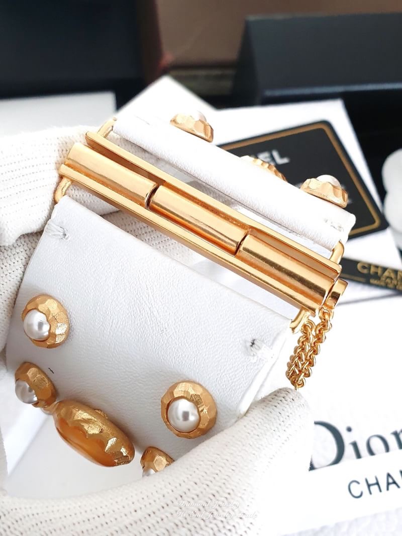 Super Hi-End Quality !!! ((งาน 1:1 เกรดดีที่สุดในท้องตลาด)) **งานหนังแท้ทั้งเส้น อะไหล่ทอง** Chanel Cuff รุ่นใหม่ล่าสุดชนช็อปค่ะ ตัวกำไลทำจากหนังแท้เกรดคุณภาพ top premium งานสวยมากกกกก ขอบอก สาวกชาแนลพลาดไม่ได้ค่ะ ตัวกำไลมีน้ำหนักน้า ไม่เบาก๊องแก๊งเหมือนง