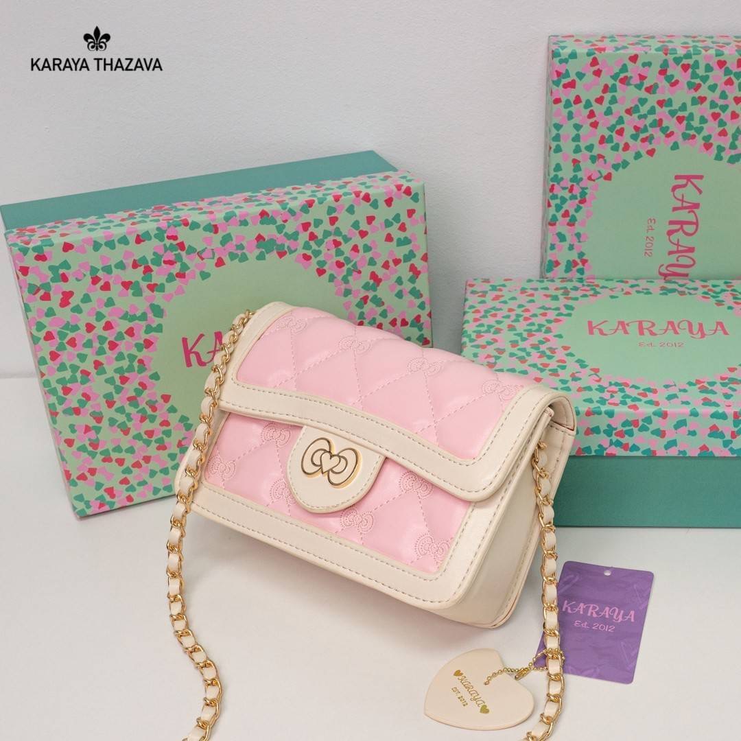 พร้อมส่ง!! KARAYA THAZAVA รุ่นใหม่ พร้อมกล่องแบรนด์ งานสวย สีหวาน น้องน่ารักมากๆค่ะ กระเป๋าสะพาย แบรนด์แท้ Karaya 100% ขนาดกำลังน่ารักพกพาง่าย วัสดุหนัง PU เกรดพรีเมี่ยม สีทรูโทน หวานละมุน น่าใช้มากค่ะ สายสะพายยาวแบบโซ่ปนหนัง ตัวกระเป๋าแต่งลายแบบน่ารักสวย