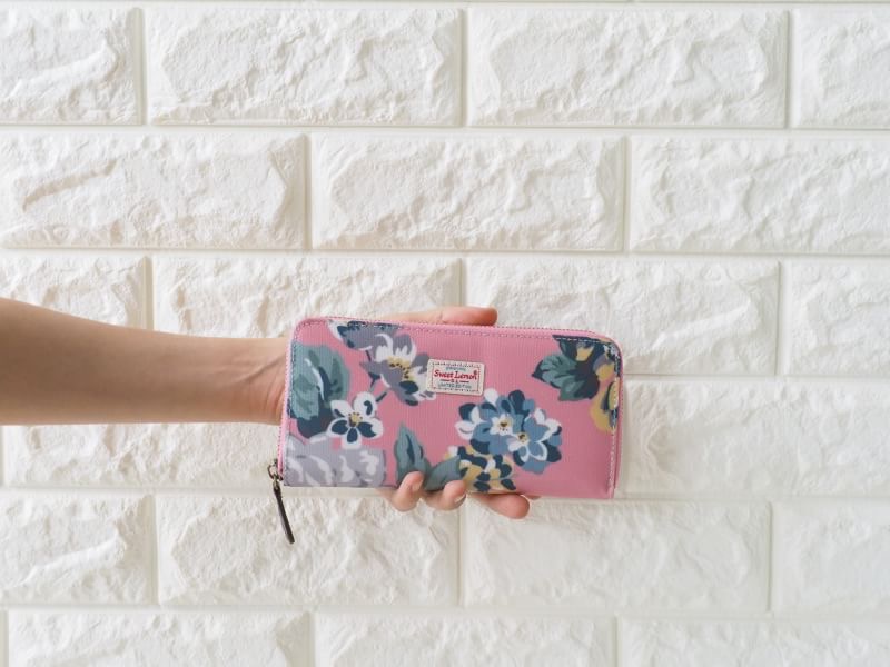 กระเป๋าสตางค์ใบยาว ลายเข้าใหม่ ✔️ทรงยาว 1 ซิบ เสริมดวงให้เก็บเงินได้ดี ✔️ใส่ธนบัตรได้ไม่ต้องพับ เรียงกันสวยงาม ✔️8 ช่องใส่บัตร + 2 ช่องใหญ่ ✔️1 ช่องซิบใส่เหรียญ