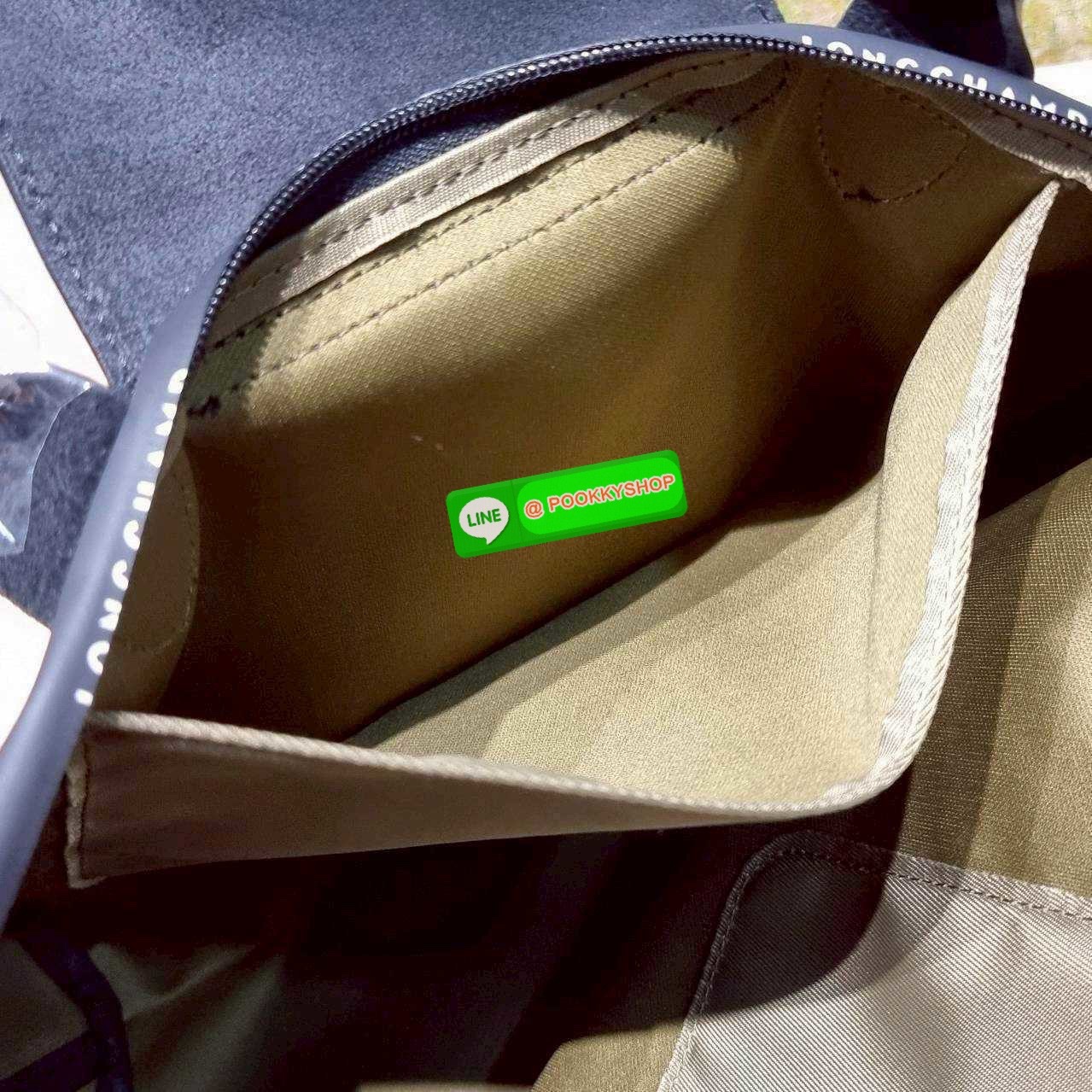 Longchamp le pliage energy M tote bag 🔆 Details เป็นอีกรุ่นที่แรงมาก จึ้งมาก! กระเป๋าสะพายไหล่ทรงโท้ท รุ่นยอดฮิต ดีไซน์ใหม่ให้ความสปอร์ตตี้มากขึ้น มาพร้อมขนาดใหม่ที่หลายๆคนรออยู่ น้ำหนักเบา ดีไซน์เรียบง่าย แต่ดูแพง ปากกระเป๋าออกแบบให้มีฝาปิดและซิป