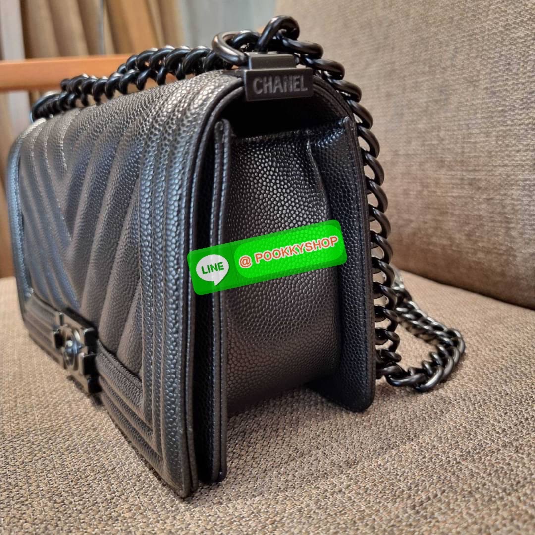 Chanel รุ่นสุดฮอต ดีไซน์อะไหล่ดำ เรียบหรูมากๆ!! วัสดุหนังลายคาร์เวีย ทรงคลาสสิคที่สาวๆห้ามพลาด!! ในราคาสุดจะคุ้มจากเคาน์เตอร์ dutyfree เปิด-ปิดกระเป๋าด้วยตัวล็อค ภายในโล่งกว้าง ไซส์ใหญ่ใส่ของได้เยอะ มีช่องแยกในกระเป๋า มาพร้อมสายสะพายโซ่สลับหนังรองบ่า (ถอด