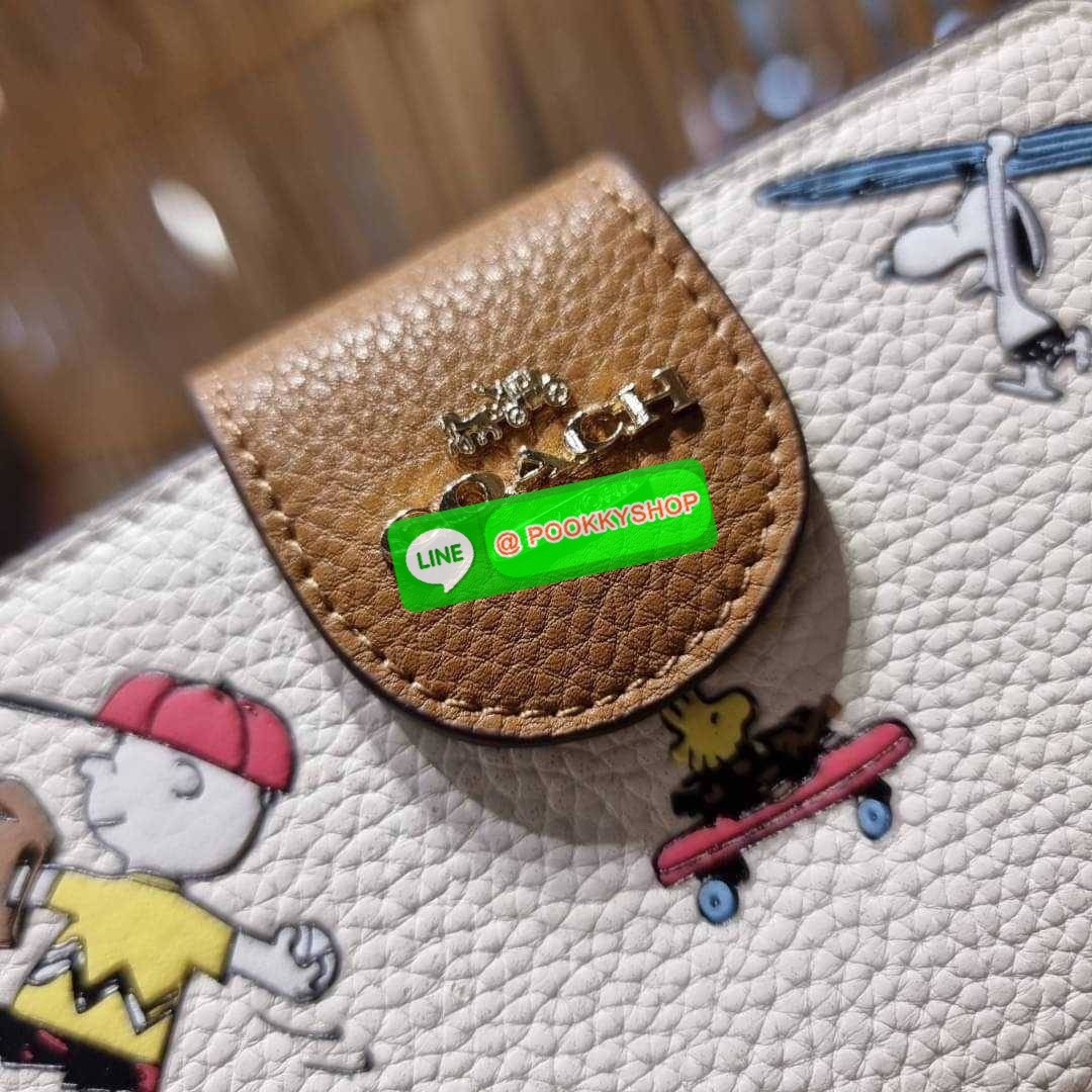 COACH C4899 MEDIUM CORNER ZIP WALLET WITH SNOPPY PRINT น้องใหม่คอลเลคชั่นสุดชิค ดีไซน์ลายพริ้นท์ผองเพื่อนสนูปพี น่ารักน่าใช้ เพิ่มลูกเล่นให้กระเป๋าสตางค์ของคุณไปอีก กับกระเป๋าสตางค์ใบกลาง ขนาดกำลังเหมาะมือ วัสดุหนัง pepble ทนทาน มีช่องใส่บัตรและธนบัตรครบ