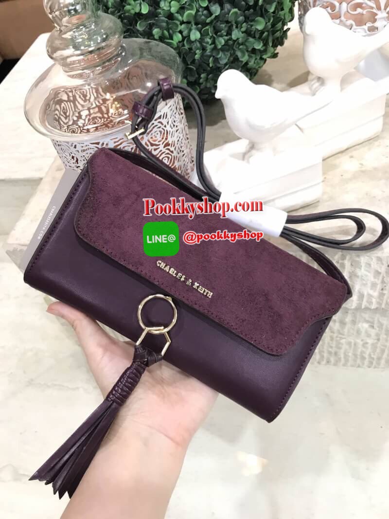 Don't Miss! CHARLES&KEITH WALLET กระเป๋าคลัชรุ่นใหม่ล่าสุดแบบชนช็อปเปิดปิดด้วยฝาปิดกำมะหยี่กระดุมแม่เหล็กประดับพู่หนังดูมีดีเทล ด้านหน้ามีโลโก้แบรนด์ ภายในมีทั้งช่องซิปและช่องใส่บัตรหลายช่องสามารถใส่ธนบัตร มือถือ เหรียญและบัตรได้เยอะ ด้านหลังมีอีก1ช่