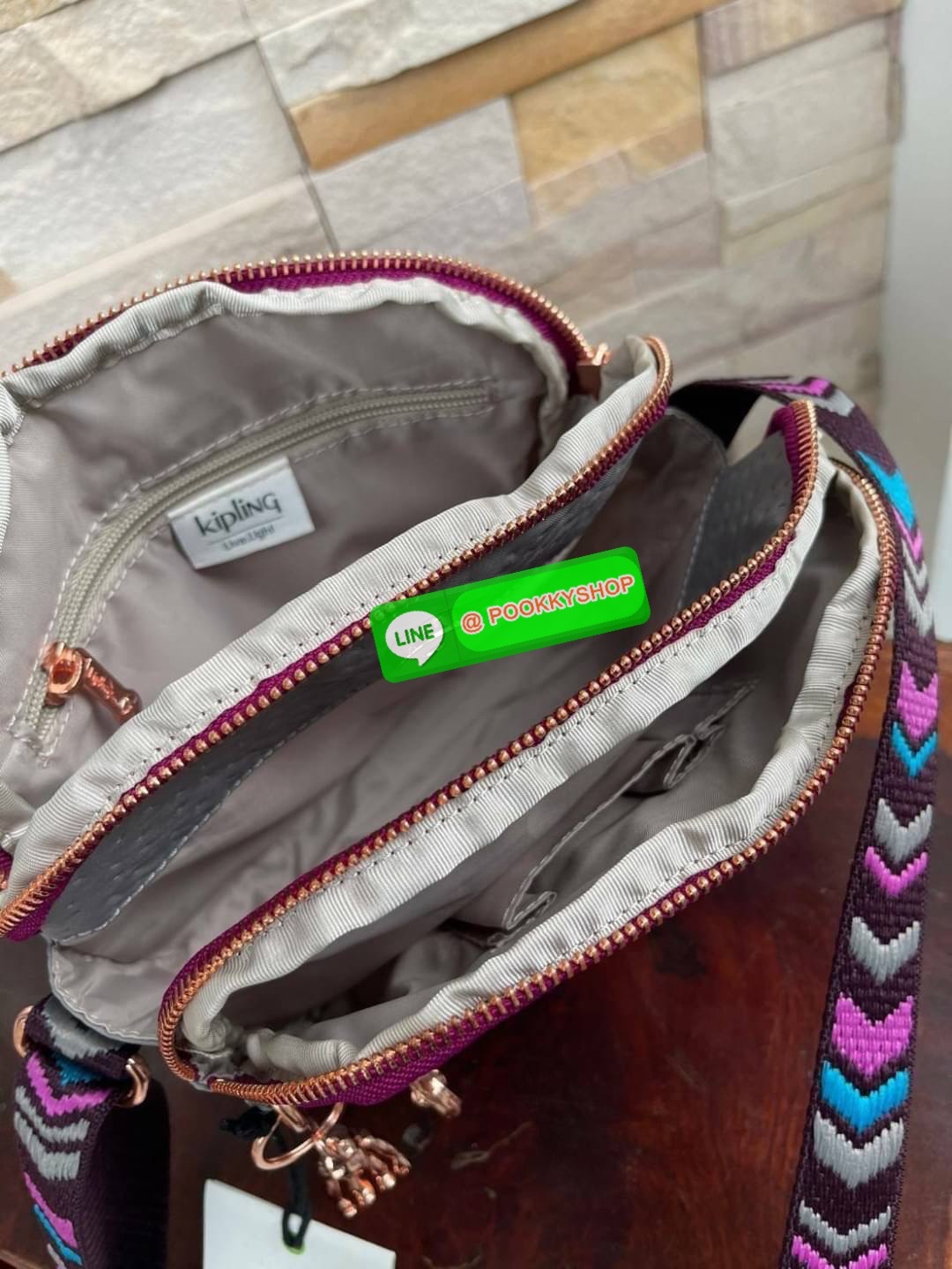 Kipling Keefe Crossbody Bag กระเป๋าสะพายคอลเลคชั่นใหม่จาก Light sand ขนาดกำลังดี ใส่กระเป๋าสตางค์ยาวได้ มีช่องใช้งานถึง4ช่อง สายสะพายปรับสั้นยาวได้ฟรีไซส์ ใช้งานสายคู่ คล้องไหล่ หรือปรับสายยาวสะพายพาดลำตัวดูลำลองไปอีกแบบ สำหรับสาวๆที่อยากหากระเป๋าคู่ใจสัก