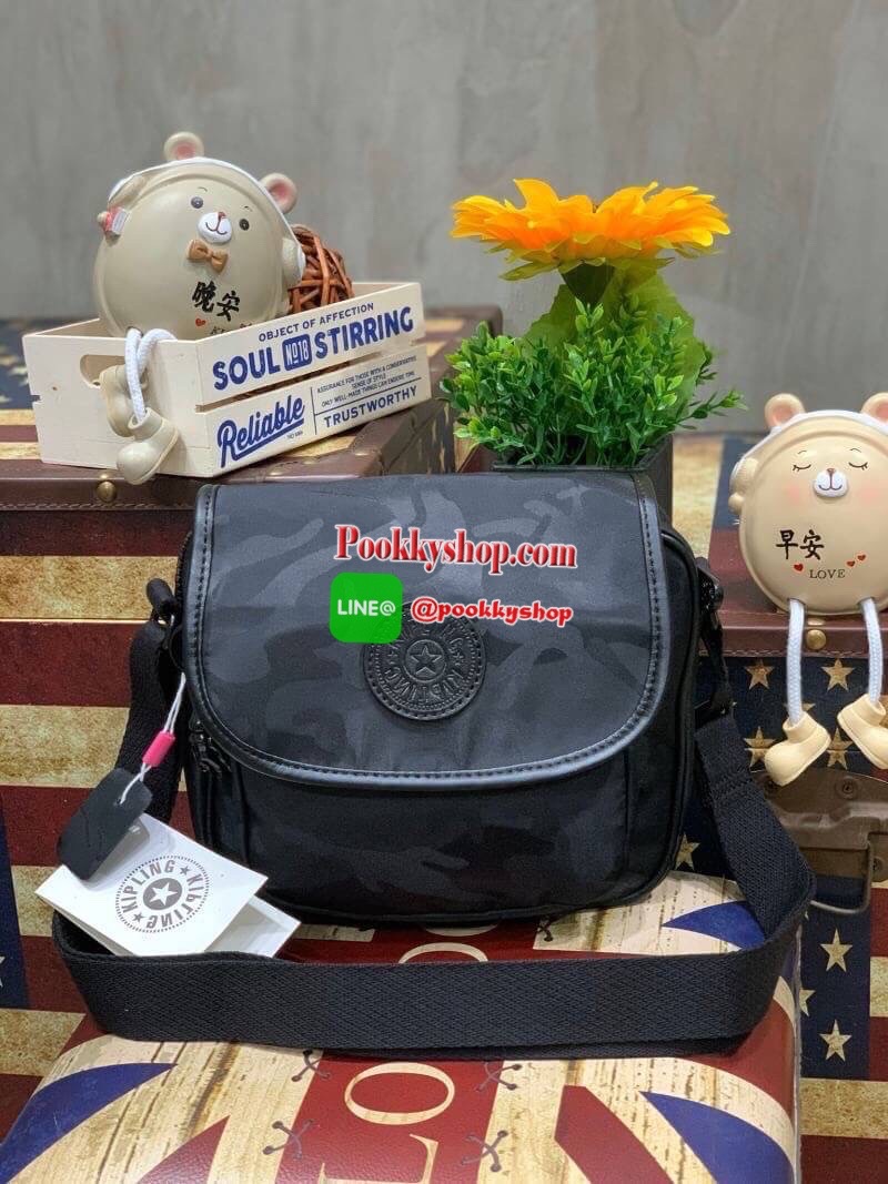 Kipling Nuria Shoulder Bag กระเป๋าสะพายคอลเลคชั่นล่าสุดของsatin camoรูปทรงสวยขนาดกระทัดรัด เปิดด้วยกระดุมแม่เหล็ก มีช่องกระเป๋าด้านหน้า มีช่องซิปหลัก ช่องซิปและช่องใส่ของจุกจิก พร้อมสายห้อยกุญแจด้านใน ด้านหลังมีช่องซิป สายสะพายเลื่อนปรับได้ตามต้องการ สะพา
