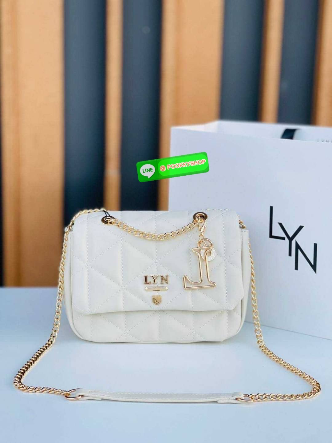 Lyn ลายตารางสุดฮิต หนังนิ่ม ตั้งอยู่ทรง ประดับพวงกุญแจรูปตัว L เปิดปิดด้วยกระดุมแม่เหล็ก สะดวกใช้