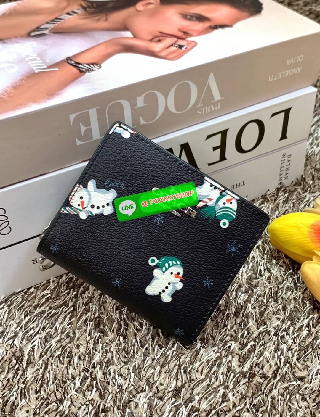 COACH SNAP WALLET ((8704//6941)) 🌍พร้อมส่ง ห้ามพลาด ก่อนหมดค่ะ! ✔️กระเป๋าเงินใบสั้น หนังแท้ แต่ละสีปริ้นลายได้สวยงาม แตกต่างกันไปค่ะ ✔️เปิด-ปิดกระเป๋าแบบกระดุม ภายในมีช่องใส่ธนบัตรตามยาว และช่องเสียบบัตร5ช่อง//มีช่องซิปแยกฝั่งห้อยด้ว