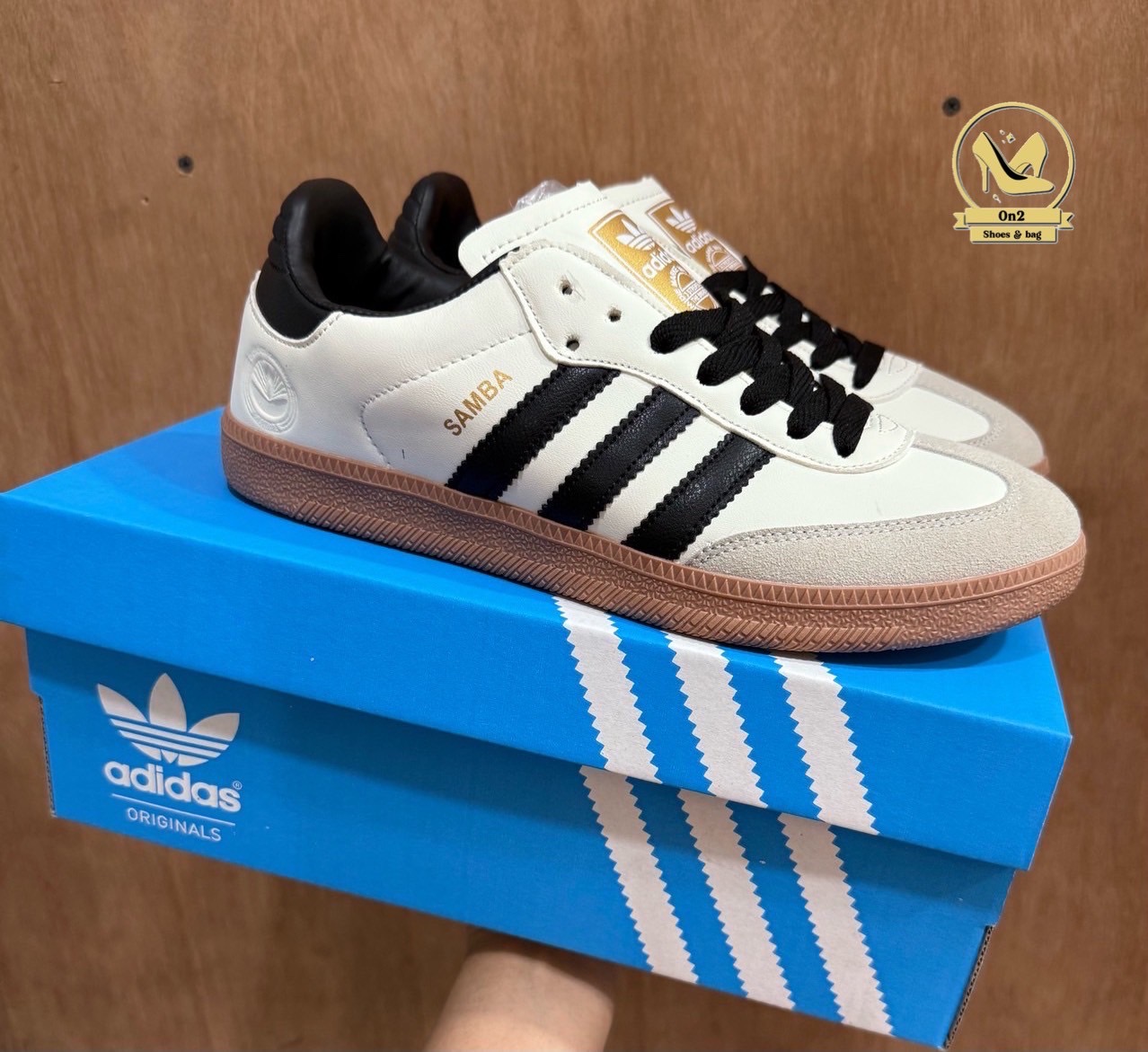 Adidas Samba รองเท้ารุ่นตำนาน จากใส่เตะบอล แต่กลับกลายมาเป็นไอเทมแฟชั่นระดับโลกSamba มาในทรงวินเทจสุดคลาสสิก พื้นยางทรงหมากฝรั่งกับแถบ 3 เส้นเอกลักษณ์ของแบรนด์ ให้ลุคเท่แบบสตรีทสไตล์ ใส่สบาย ใส่ได้ทุกวัน ไม่ว่าจะจับคู่กับกางเกงยีนส์ เสื้อยืด หรือชุดเดรสก็