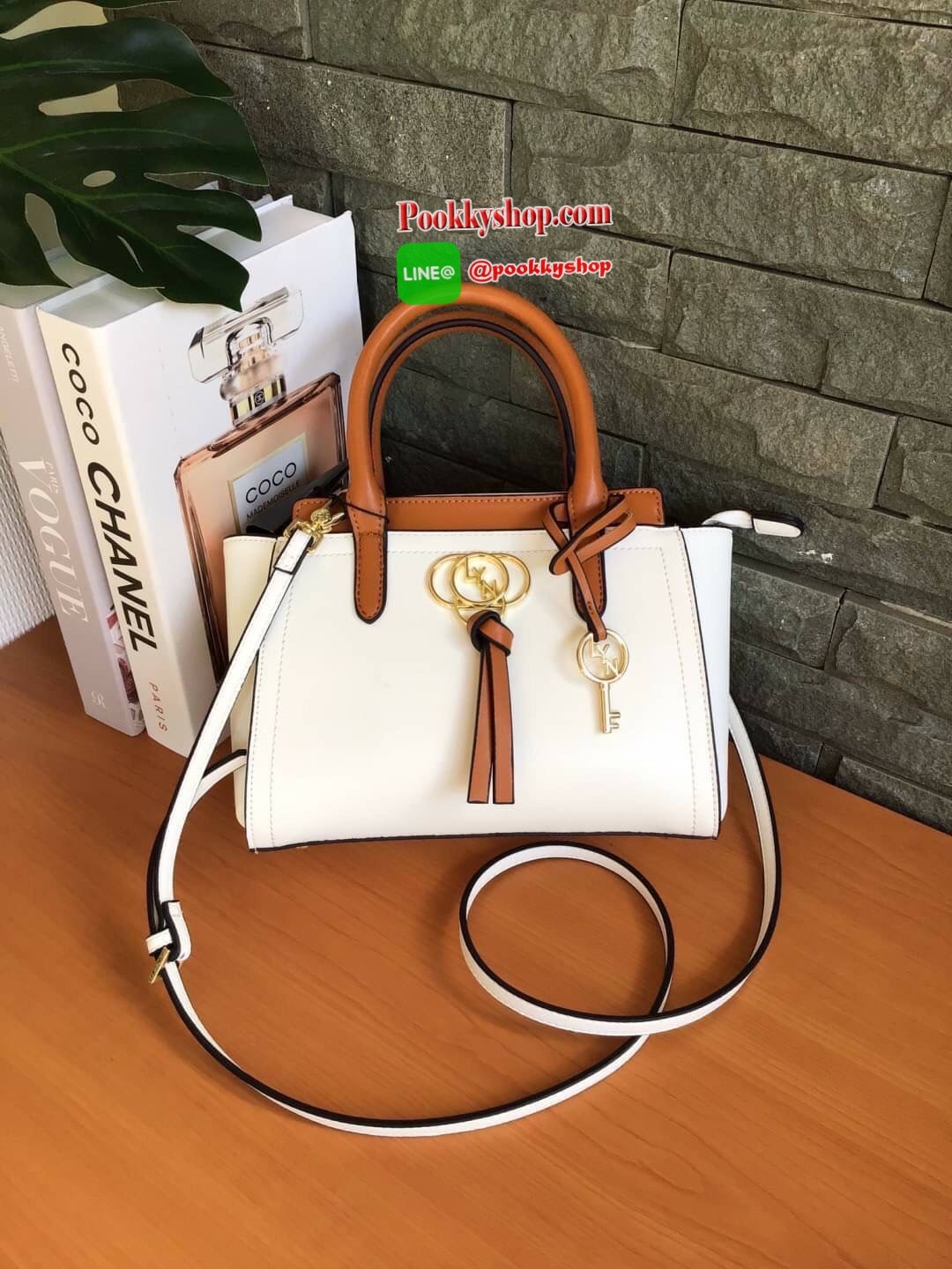 New Collection!!! LYN CROSSBODY BAG กระเป๋าสะพายไหล่ / กระเป๋าถือ ทรงปีกคอลเลคชั่นใหม่ สีทูโทน สวยโดดเด่น(!!)มาพร้อมกับรูปทรงดีไซน์สุดคลาสสิค ตกแต่งด้านหน้าห้อยพวงกุญแจ Lyn สุดเก๋ มาพร้อมกับสายสะพายยาวปรับระดับได้ เปิดปิดด้วยซิป ภายในโล่งกว้าง แยกเป็นสัดส