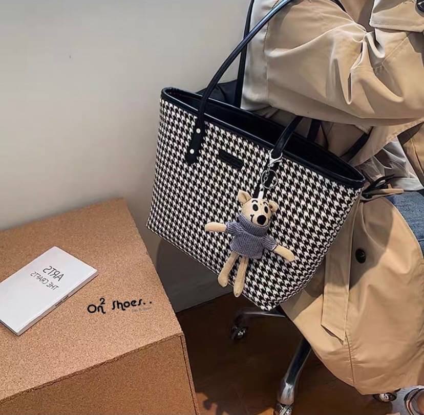 กระเป๋าสะพายแฟชั่นทรงชอปปิ้ง หนังลายชิโนริ ใบใหญ่จุของได้เยอะเลย มาพร้อมพวงกุญแจหนูพร้อมส่งน้า