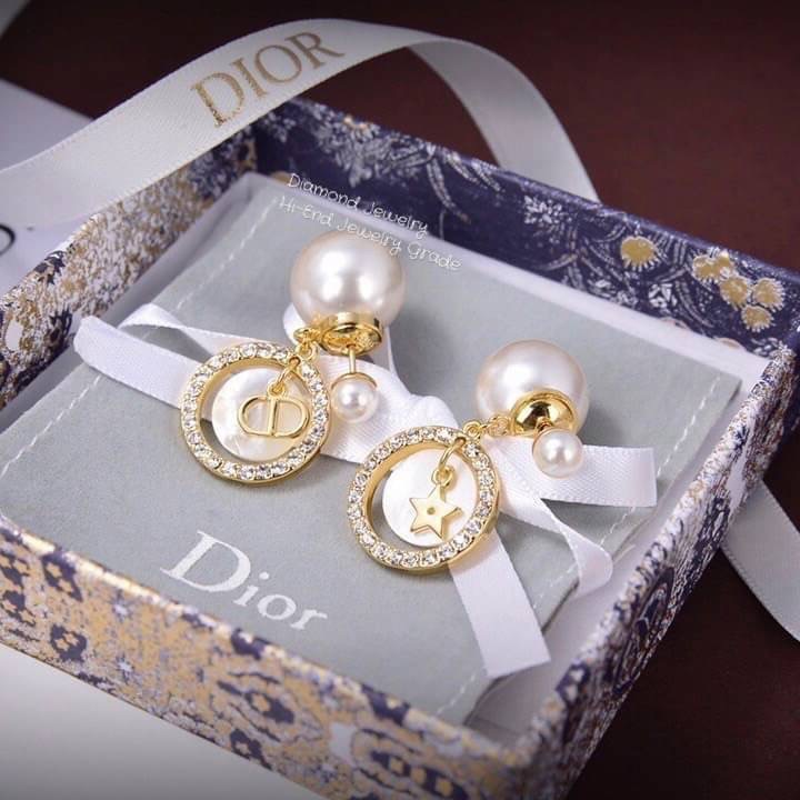 Super Hi-End Quality !!!!! ((เกรด 1:1 ดีที่สุดในท้องตลาด แสตมครบค่ะ)) Dior Tribales Earrings คอลเลคชั่นใหม่ล่าสุดเลยคร่า งาน 1:1 เหมือนในช็อปเป๊ะๆ ต่างหูดิออรุ่นใหม่ ล่าสุดชนช็อป ดีไซน์สวยมากๆค่ะ ประดับอะไหล่ทองเงาอย่างดี งานสวยไร้ที่ติดนะคะ สาวกดิออต้องไ